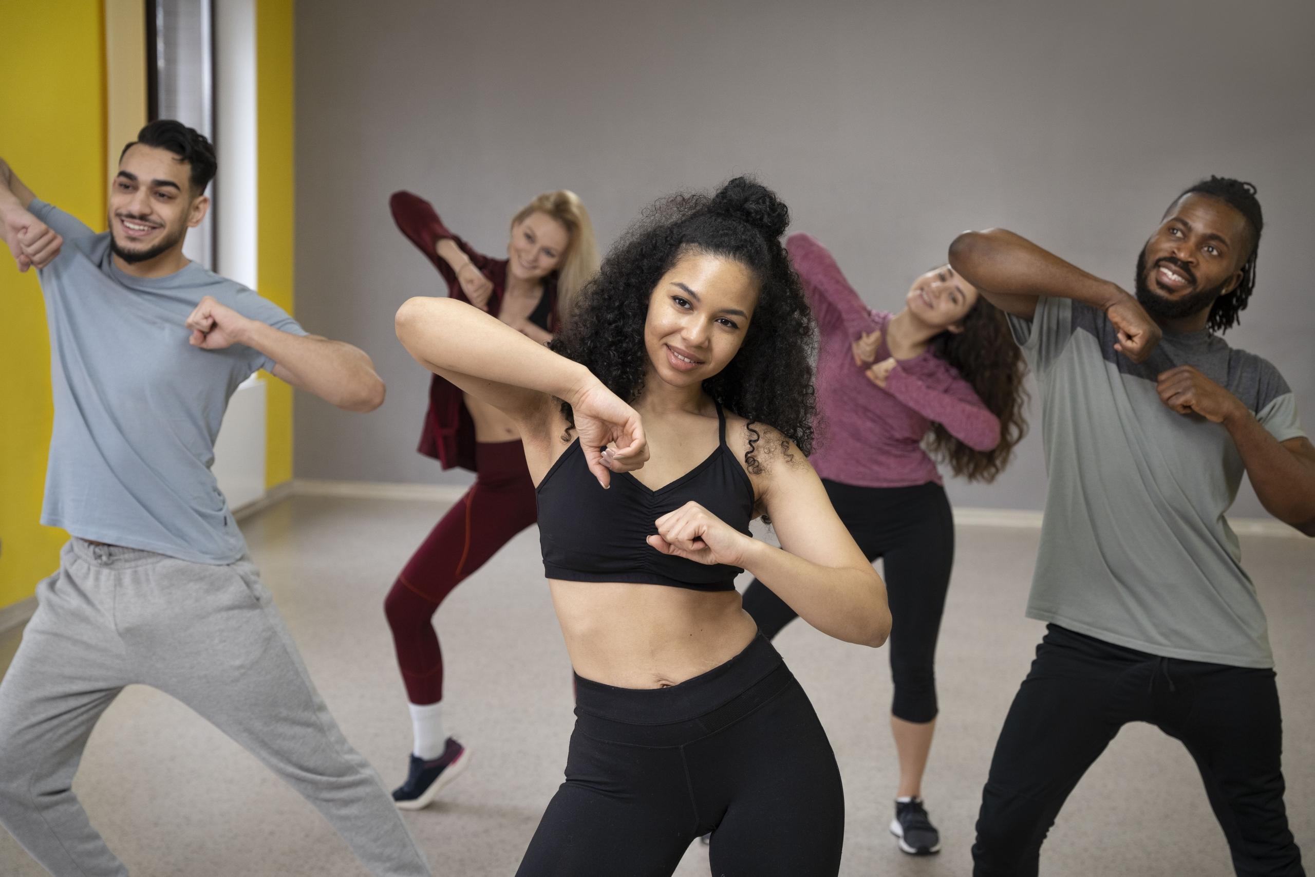 cinco personas haciendo pasos de baile