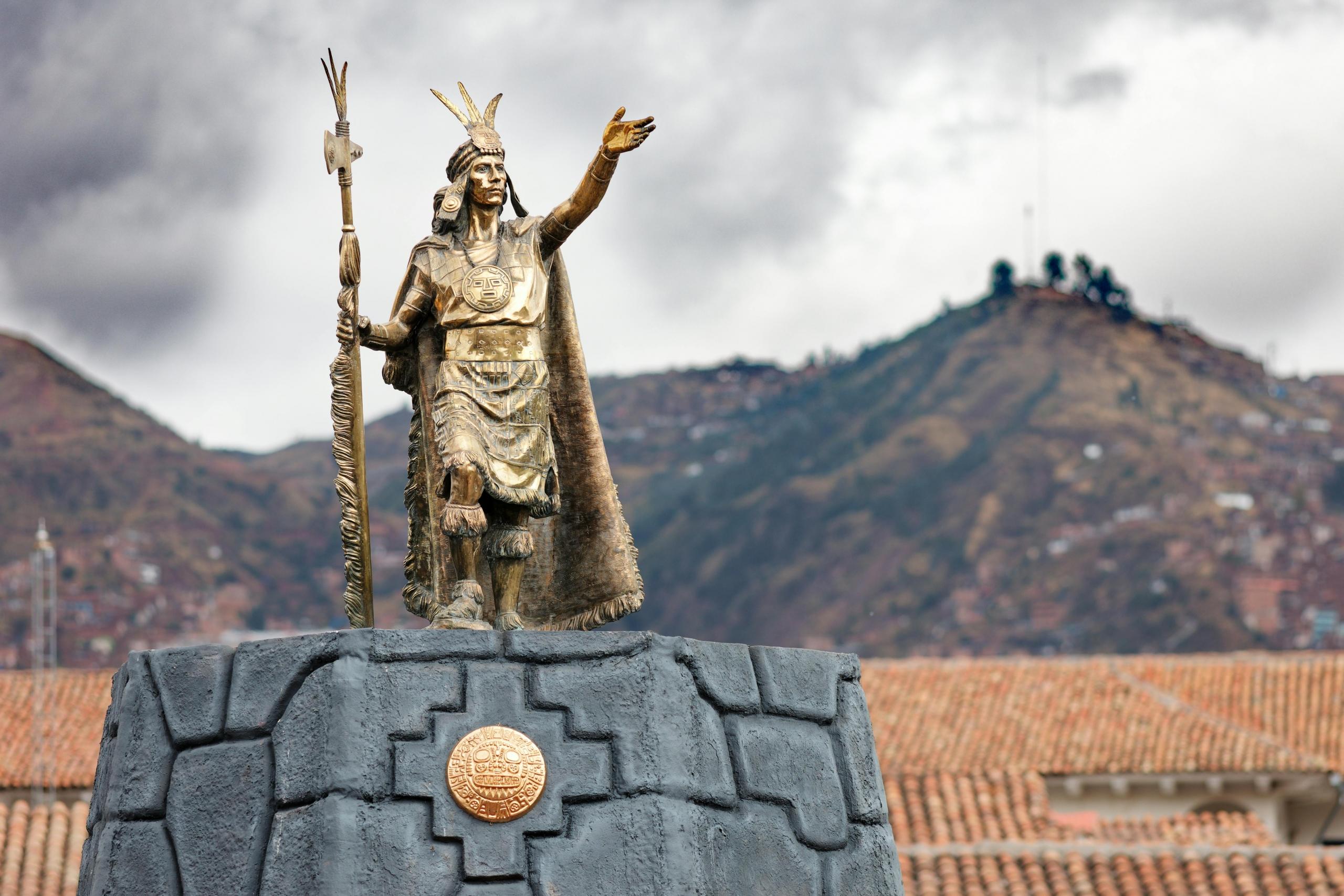 estatua de manco capac en Cusco