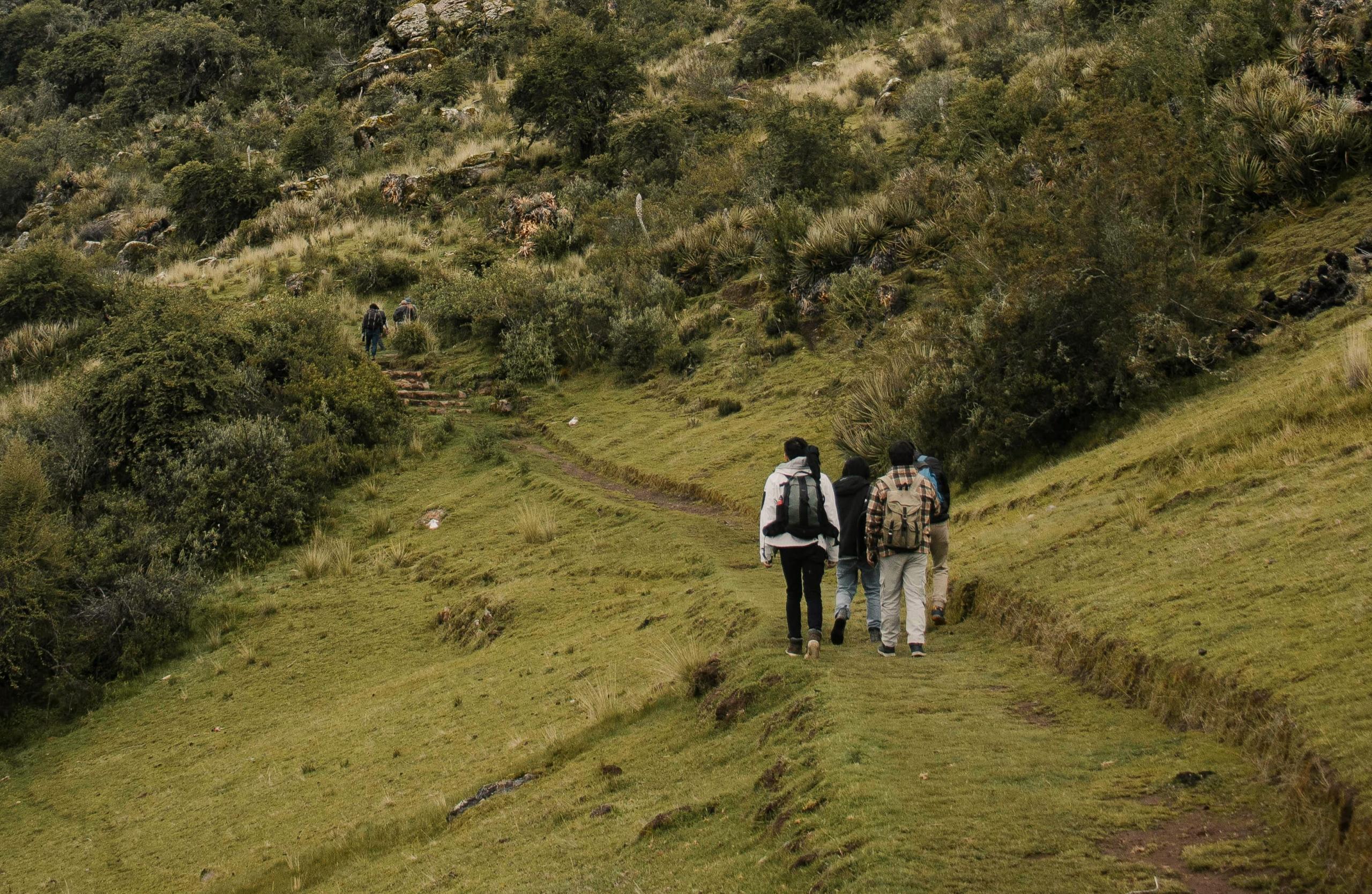 personas recorriendo un tramo del camino inca