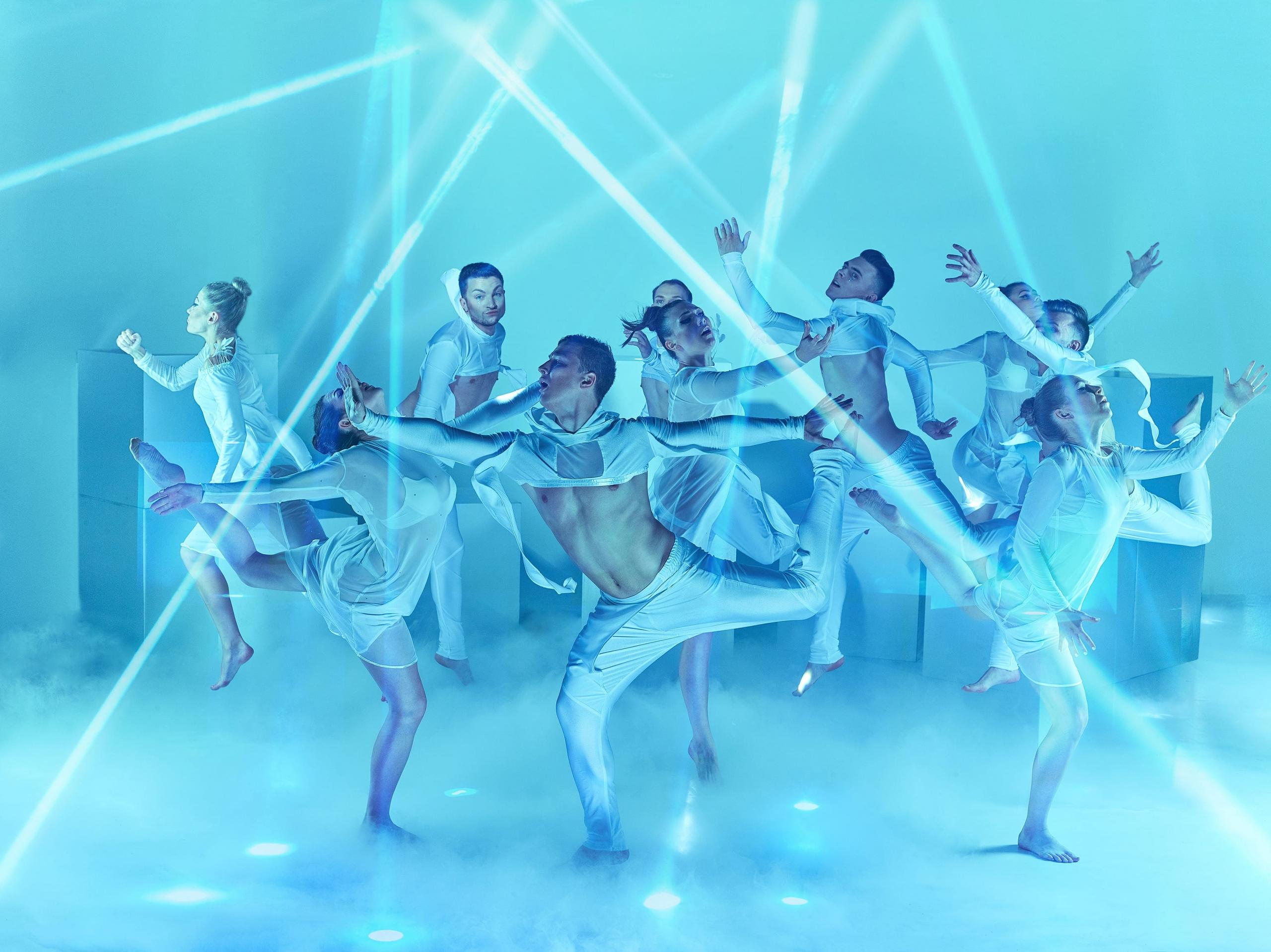 diez bailarines de danza moderna en un escenario haciendo una coreografía