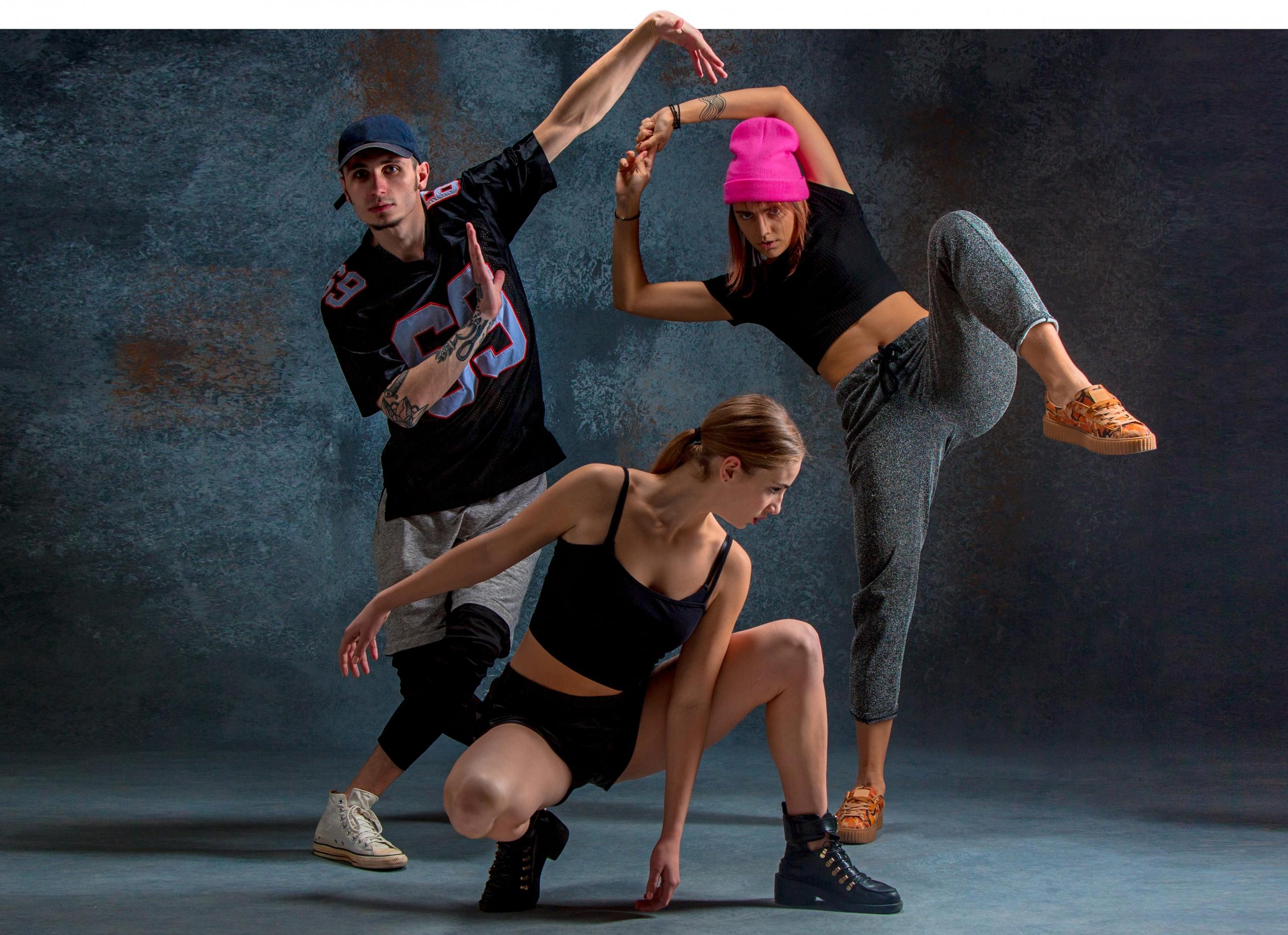 tres bailarines de urban posando con movimientos de su coreografía