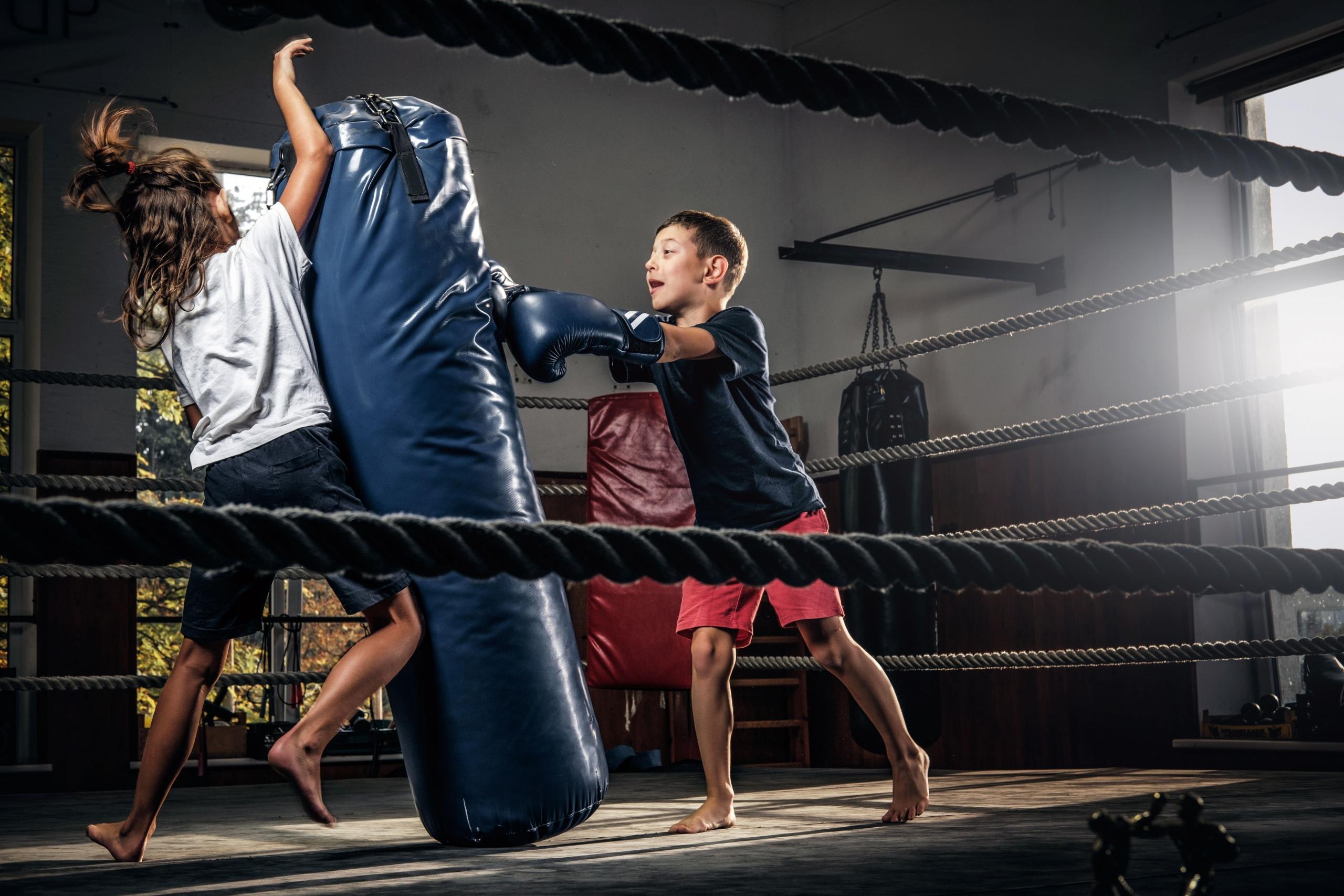 dos niños entrenando en el ring