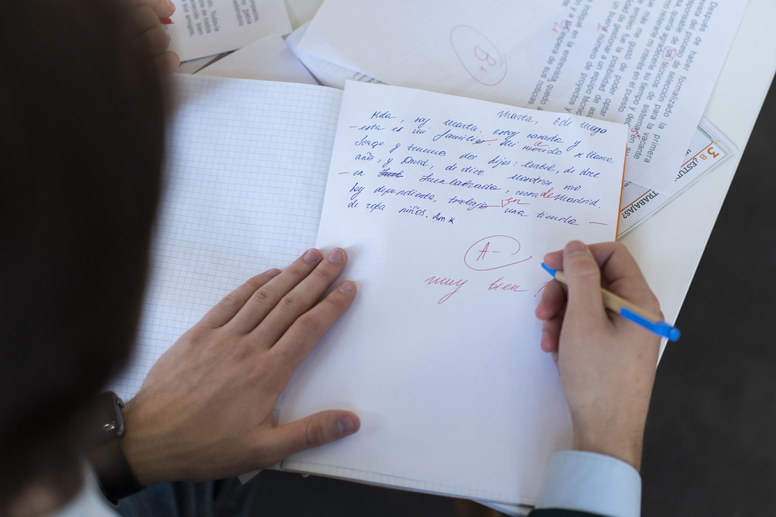 vista cenital de persona calificando un texto en español