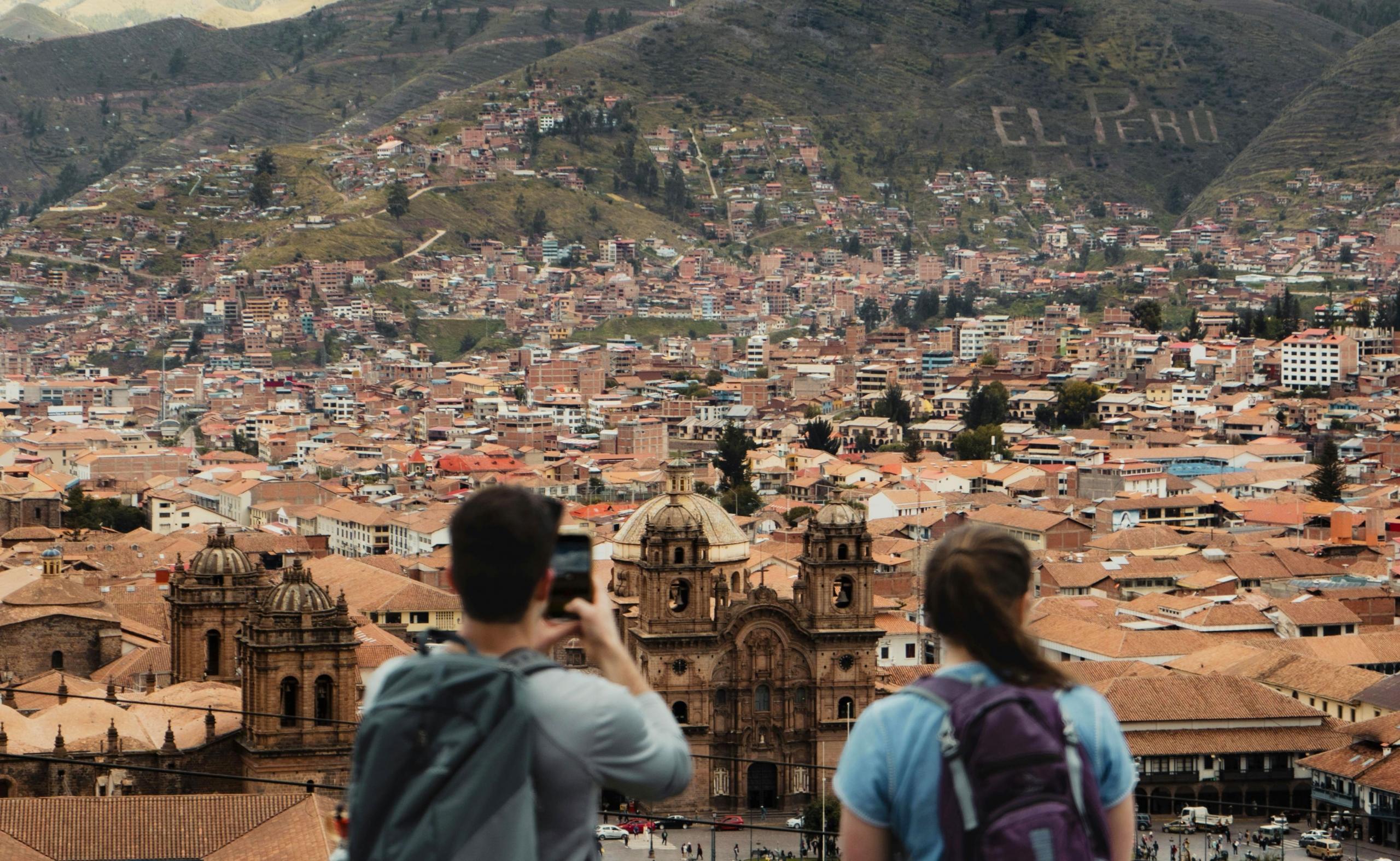 pareja turistas en mirador de Cusco