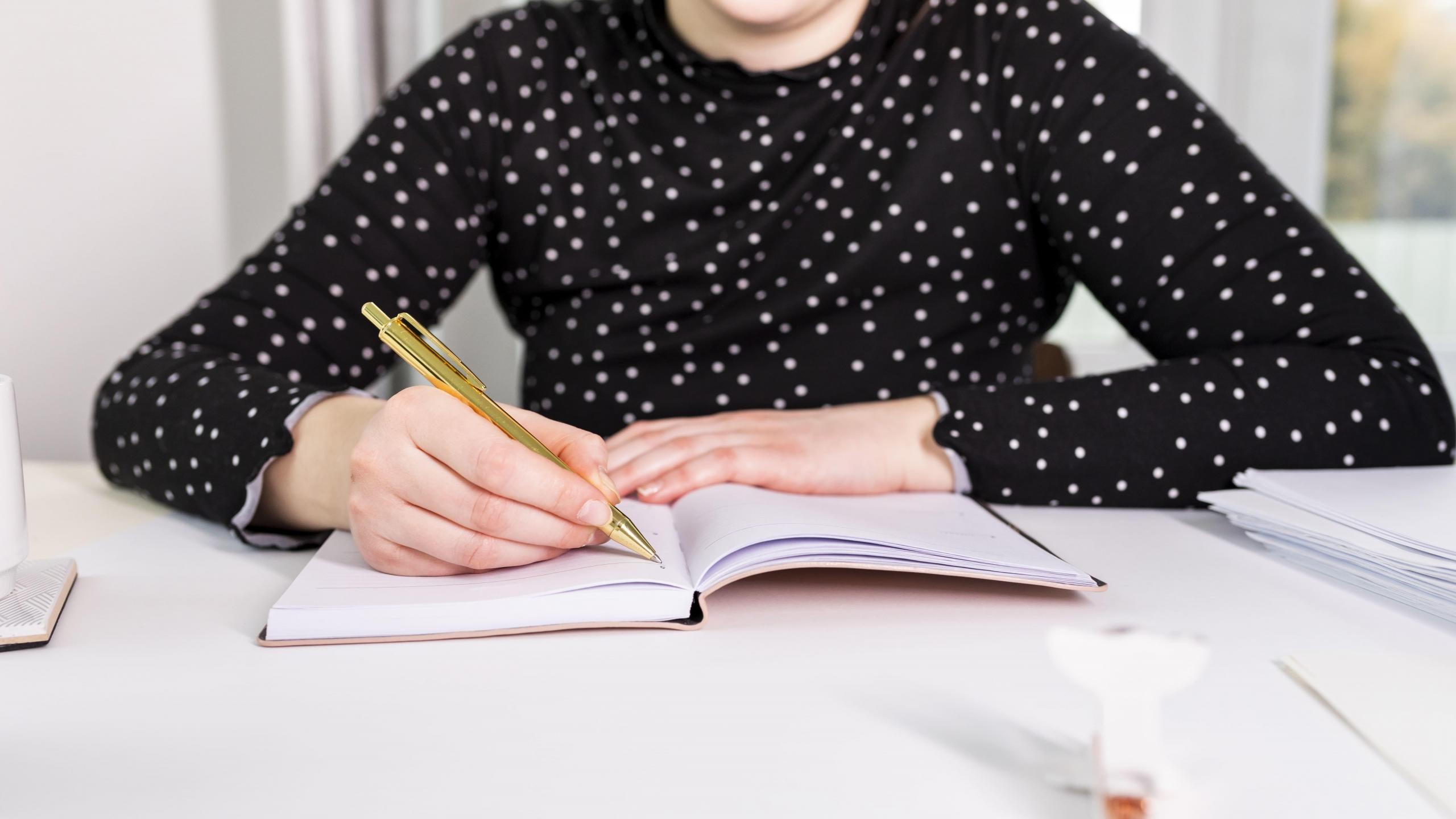 chica escribiendo en una libreta