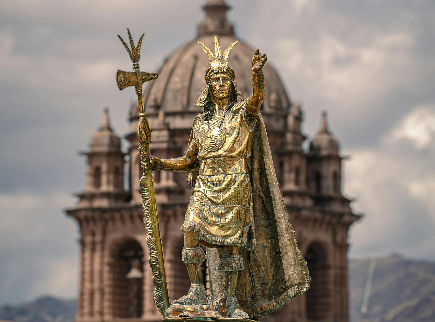 estatua de manco capac vista de frente