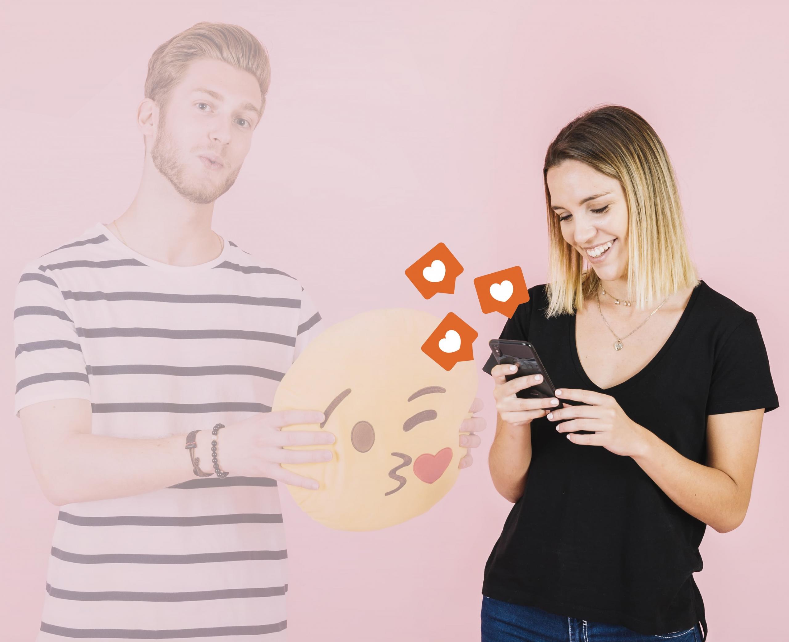 chica mirando los mesajes de un celular con chico a un costado en transparencia con un emoji