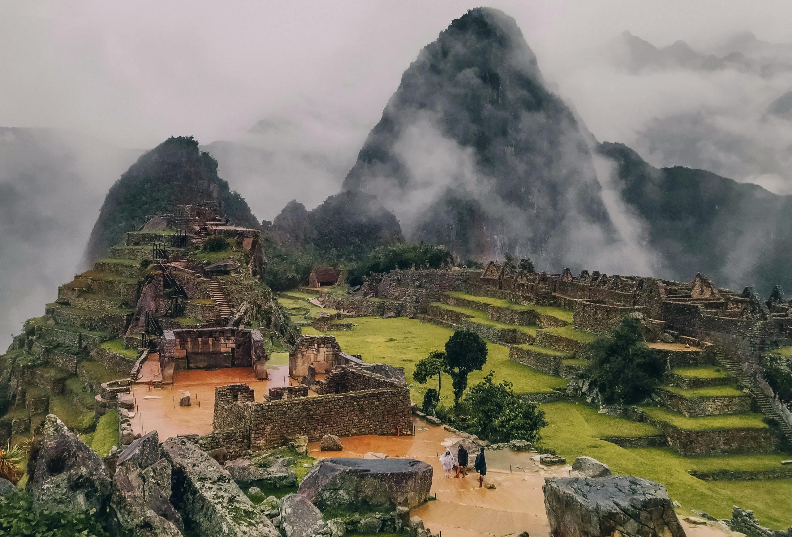 vista de Machu Picchu en dia nublado con lluvia