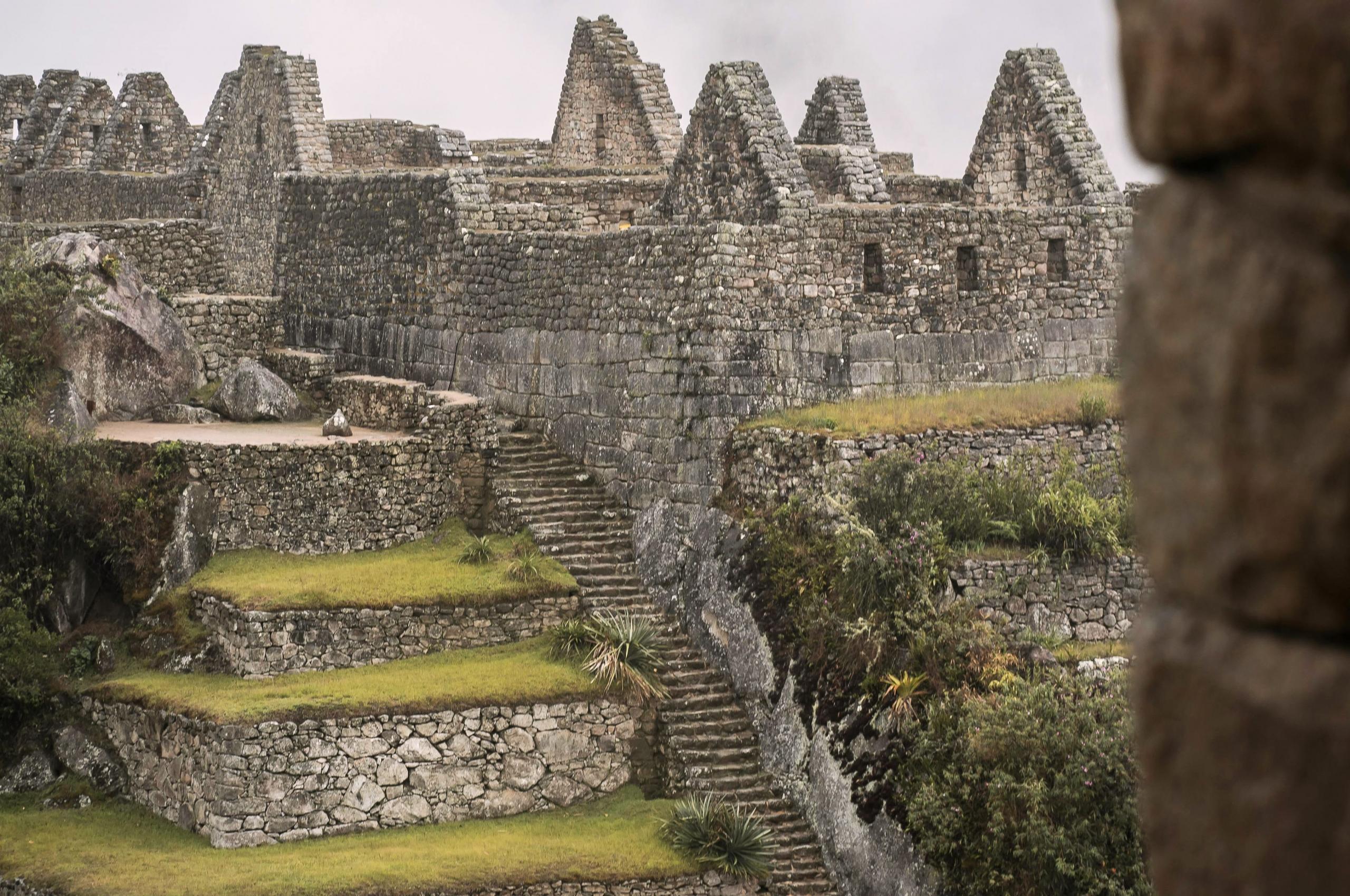 vista de construcciones escalonadas incas