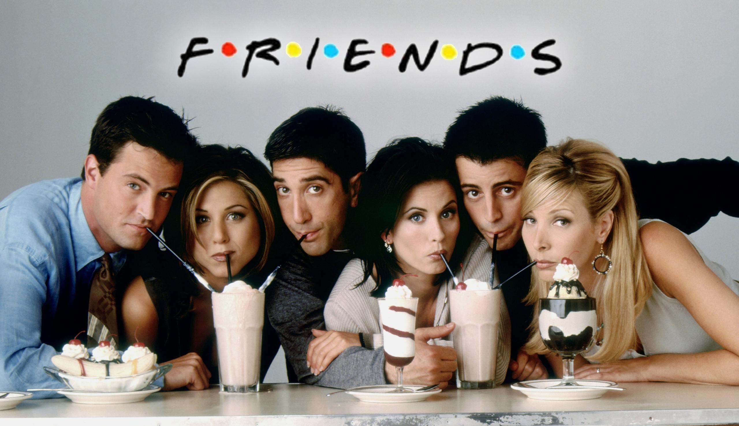 Foto del elenco de Friends tomando una malteada con el nombre de la serie en la parte superior