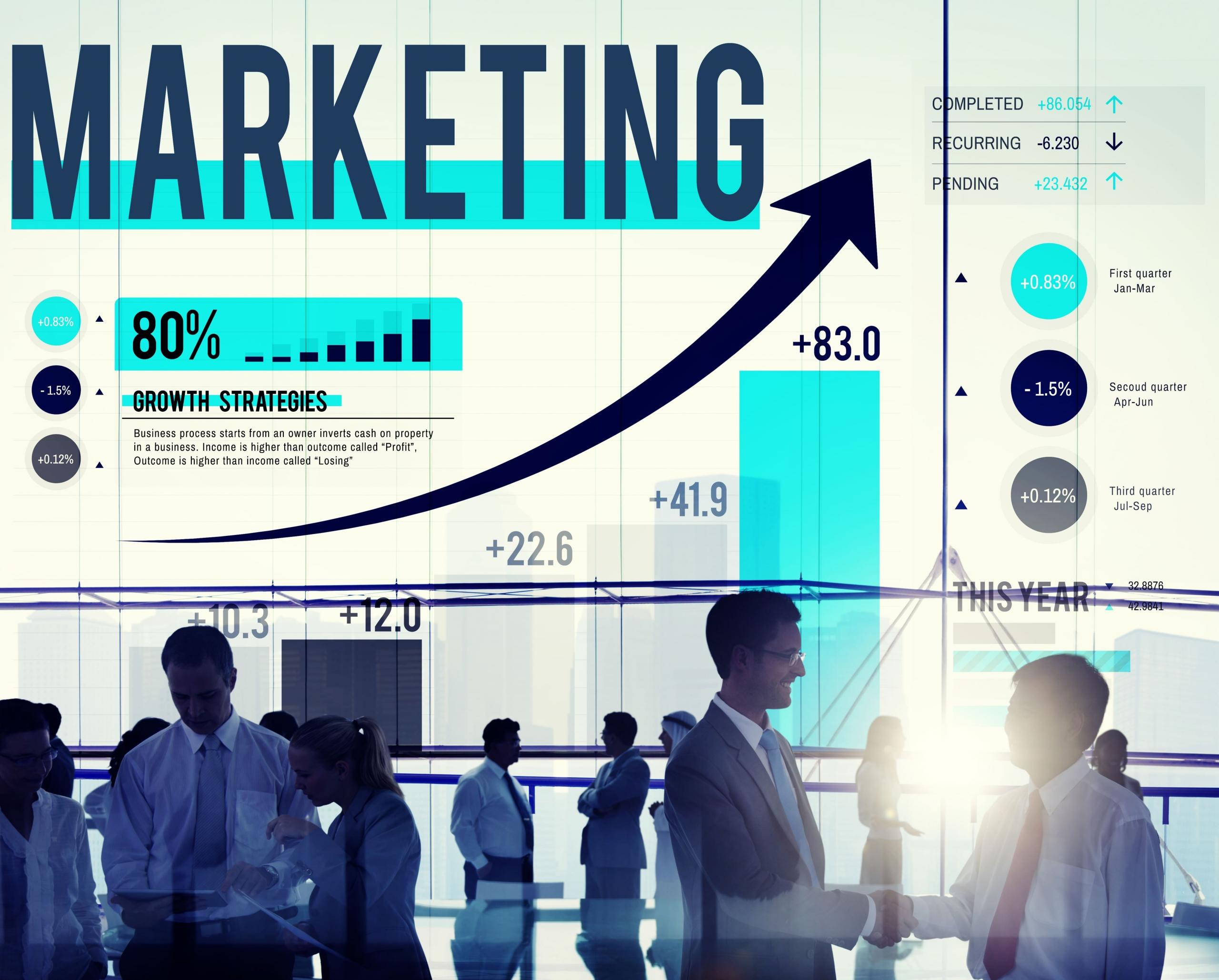 letras negras con la palabra MARKETING con elementos de infografia flotando alrededor sobre una foto de hombres de negocio