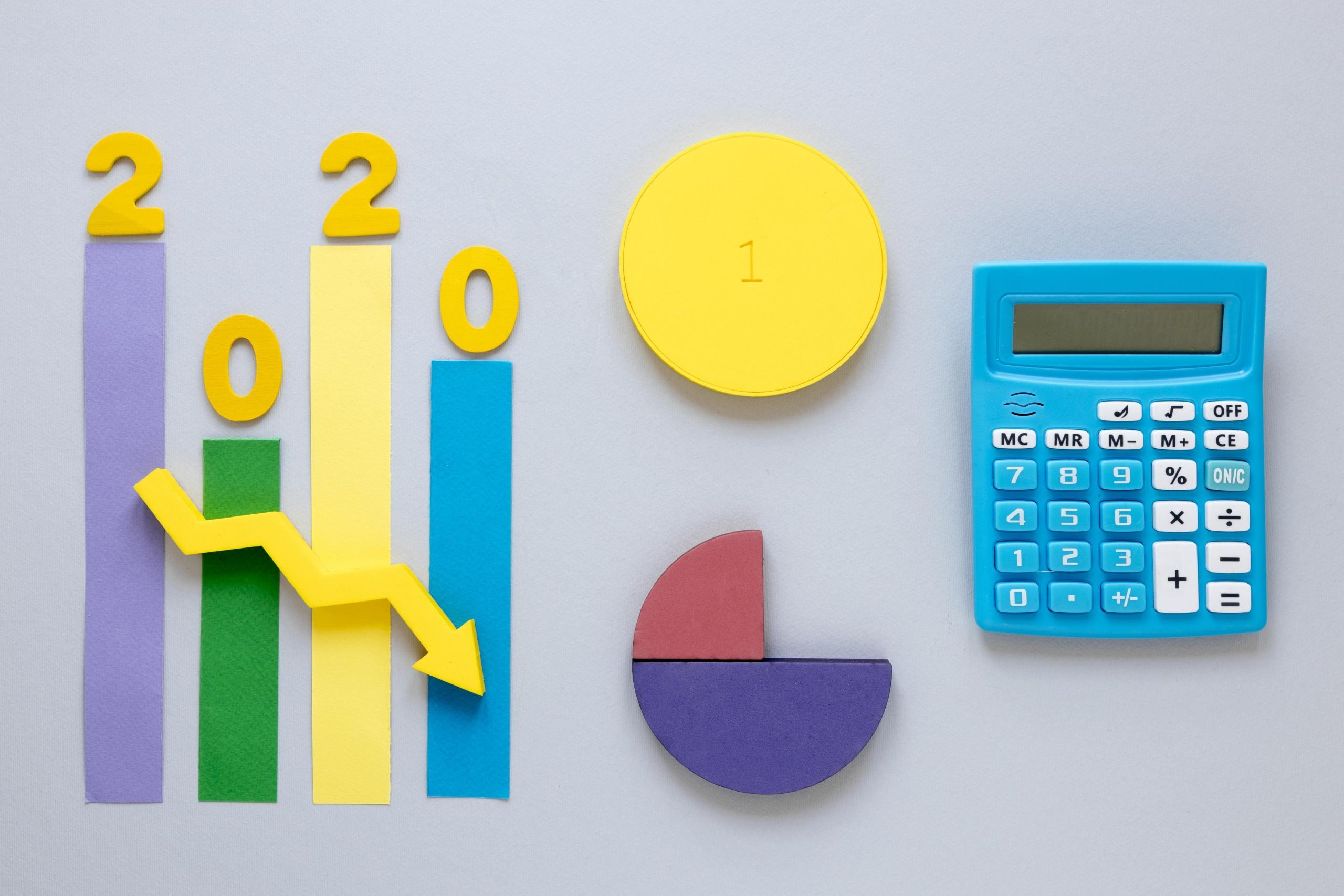 vista de una calculadora azul junto a recortes simulando gráficos y barras con numeritos