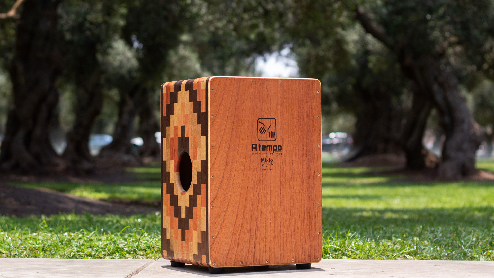 cajon peruano decorado con chacanas en el lado izquierdo