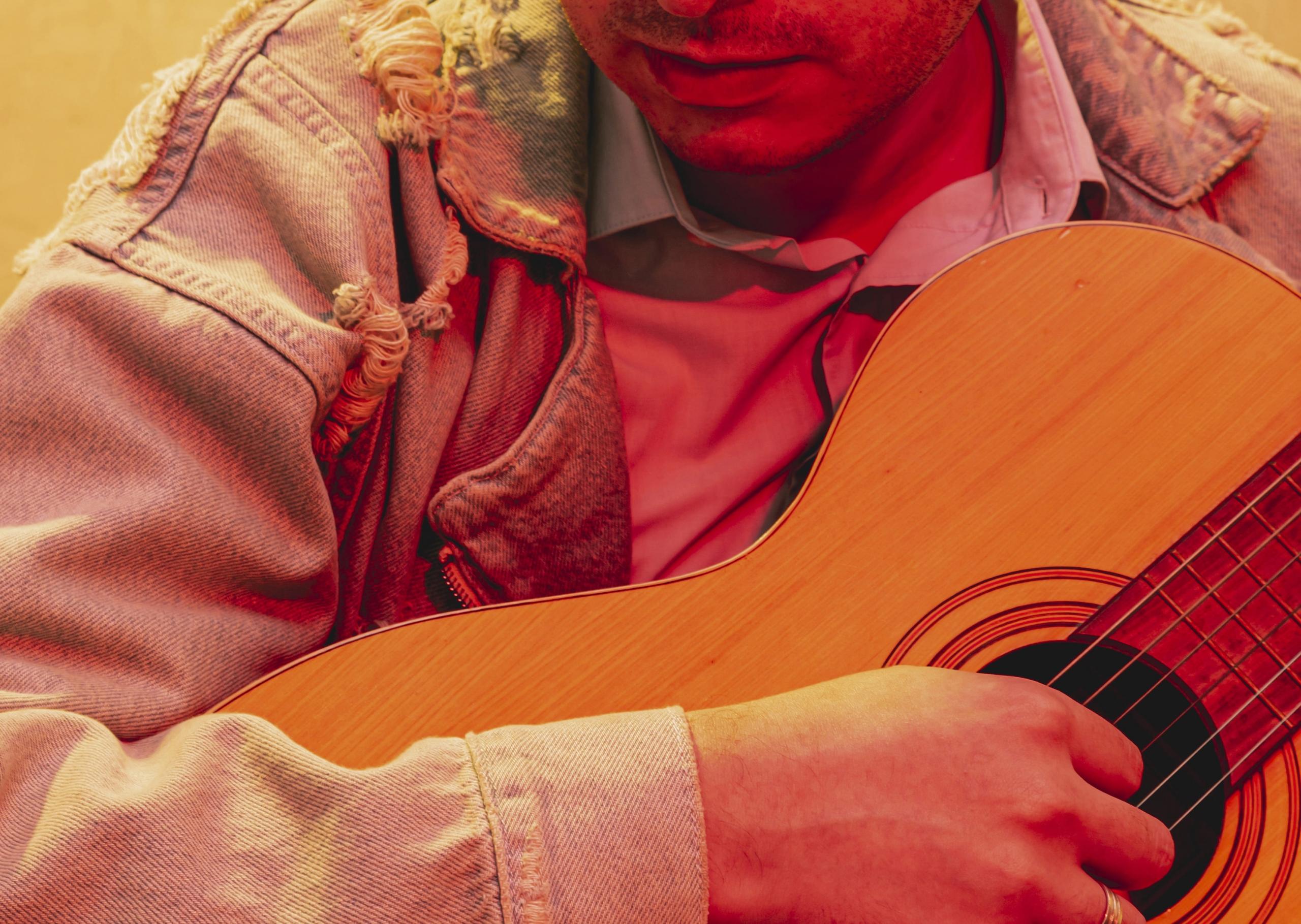 hombre tocando la guitarra