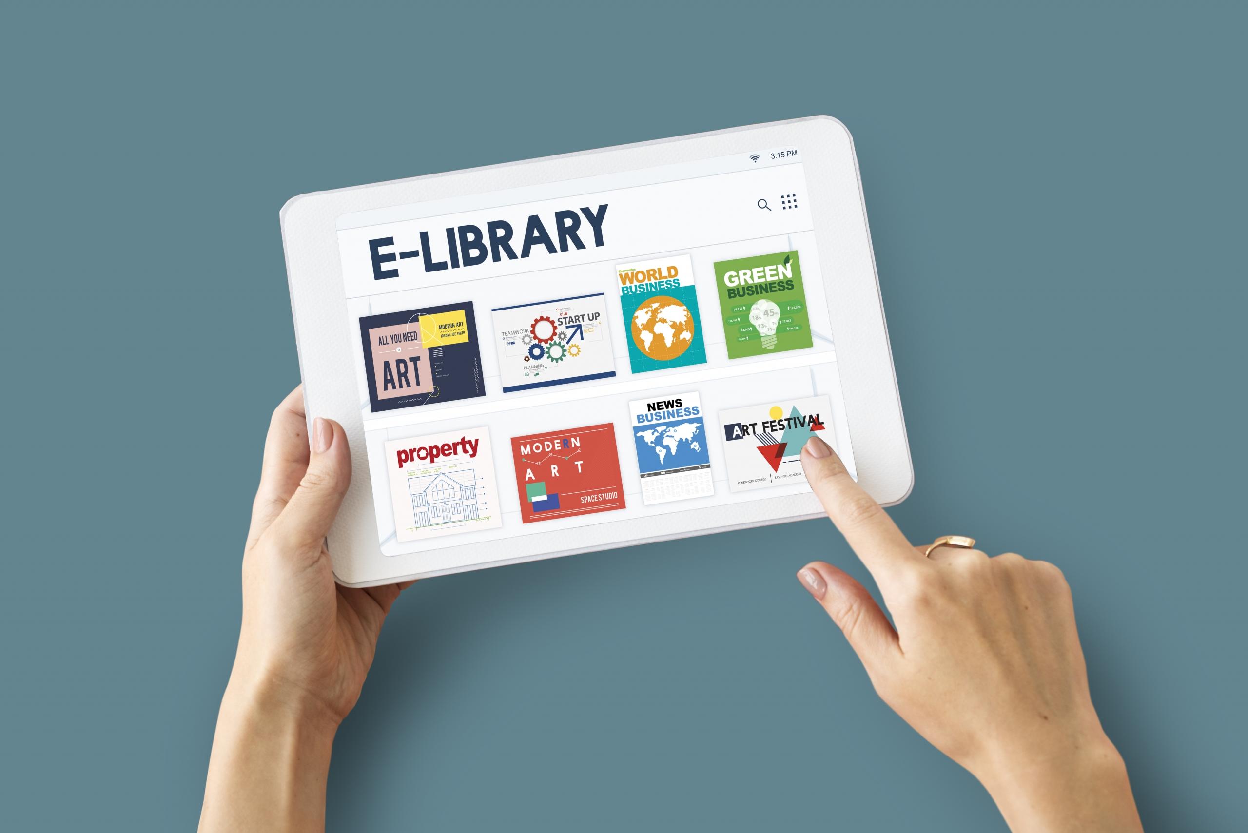 manos sosteniendo tablet con una e-library en inglés