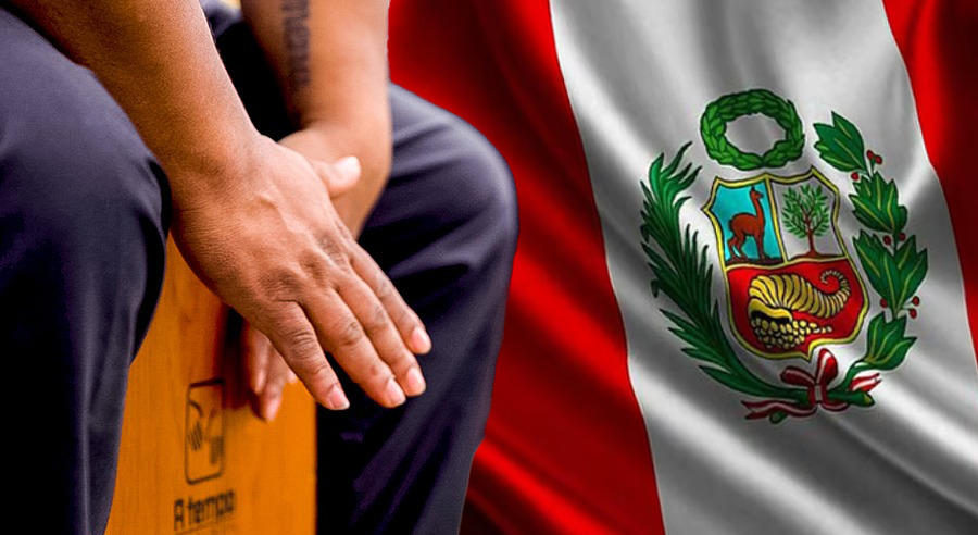manos tocando el cajon y bandera peruana al lado