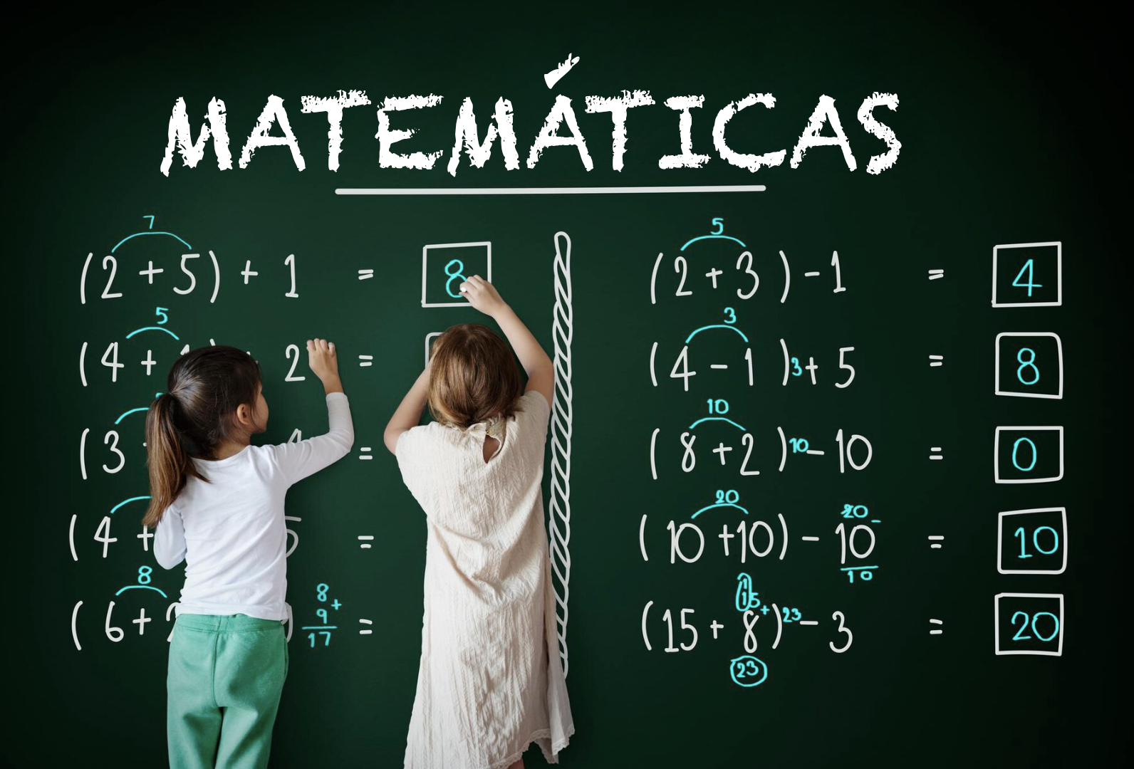 dos niños escribiendo las respuestas en una pizarra verde con operaciones matematicas y el titulo matemáticas escrito con tiza en la parte superior