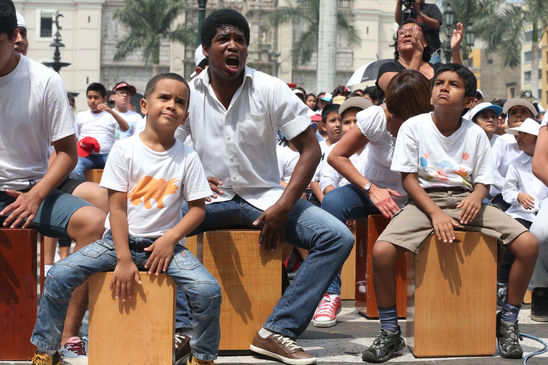 Jóvenes tocando cajón peruano