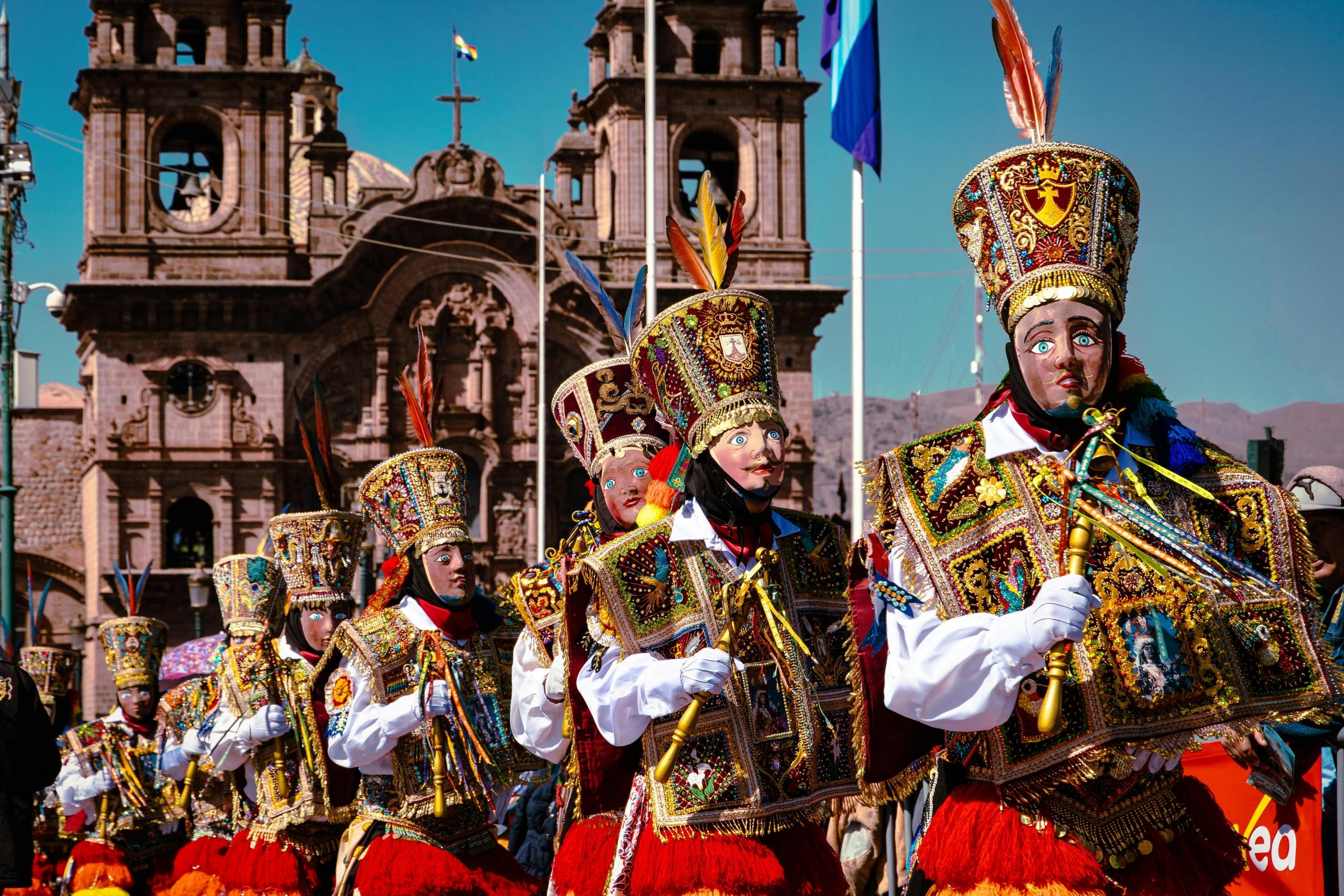 vista de bailarines típicos frente a la catedral de Cusco