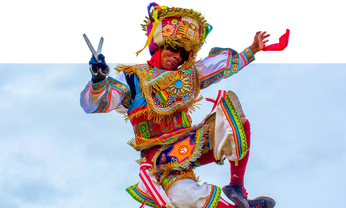 Danzante bailando danza de las tijeras 