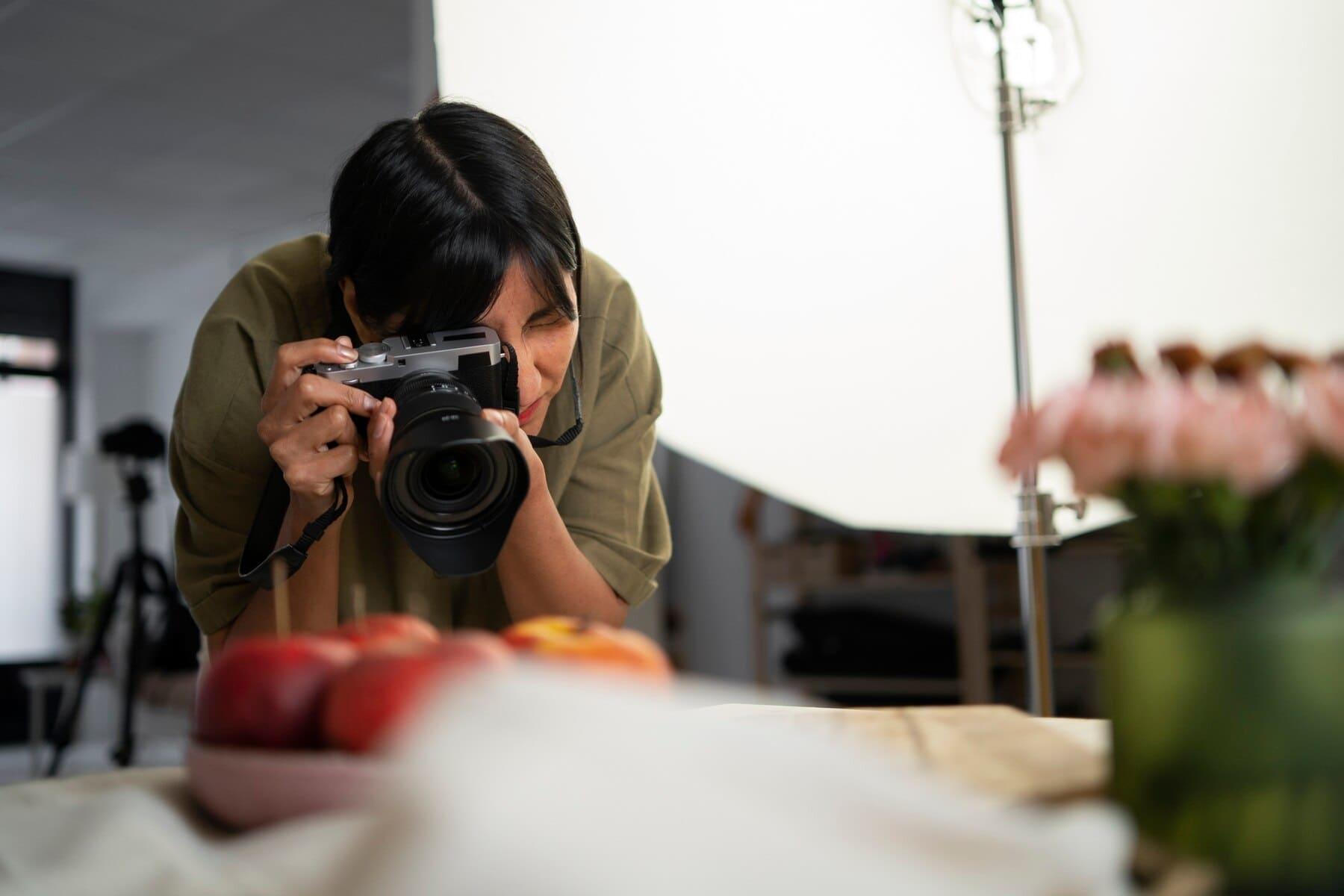 profesora tomando una fotografía 