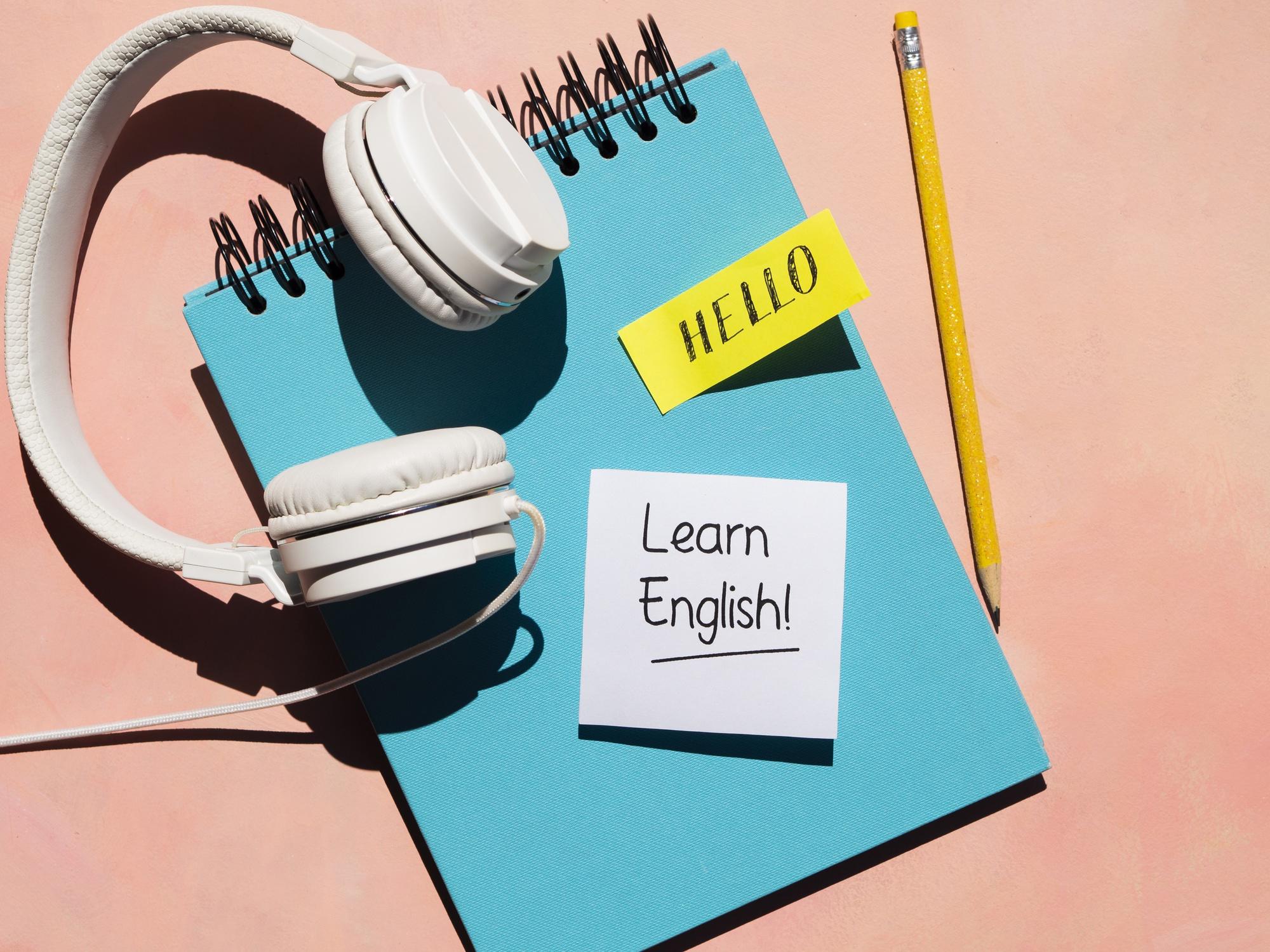 Materiales para aprender inglés, cuaderno, auriculares, lápices 