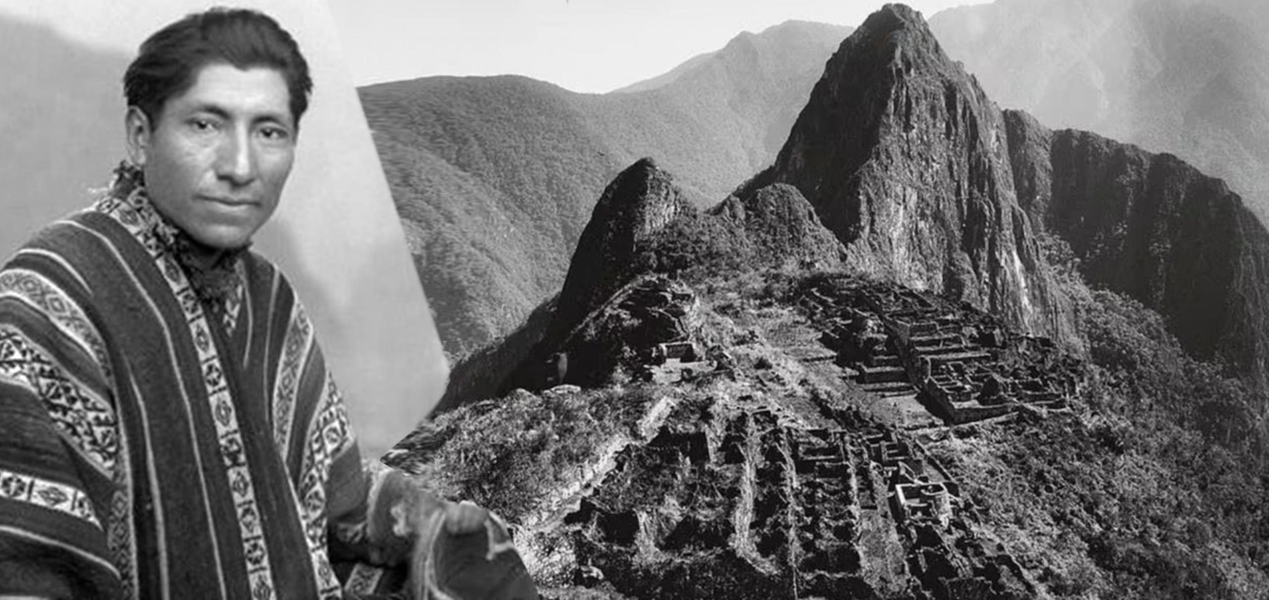 Foto retrato en blanco y negro de Martin Chambi junto a su foto de Machu Picchu