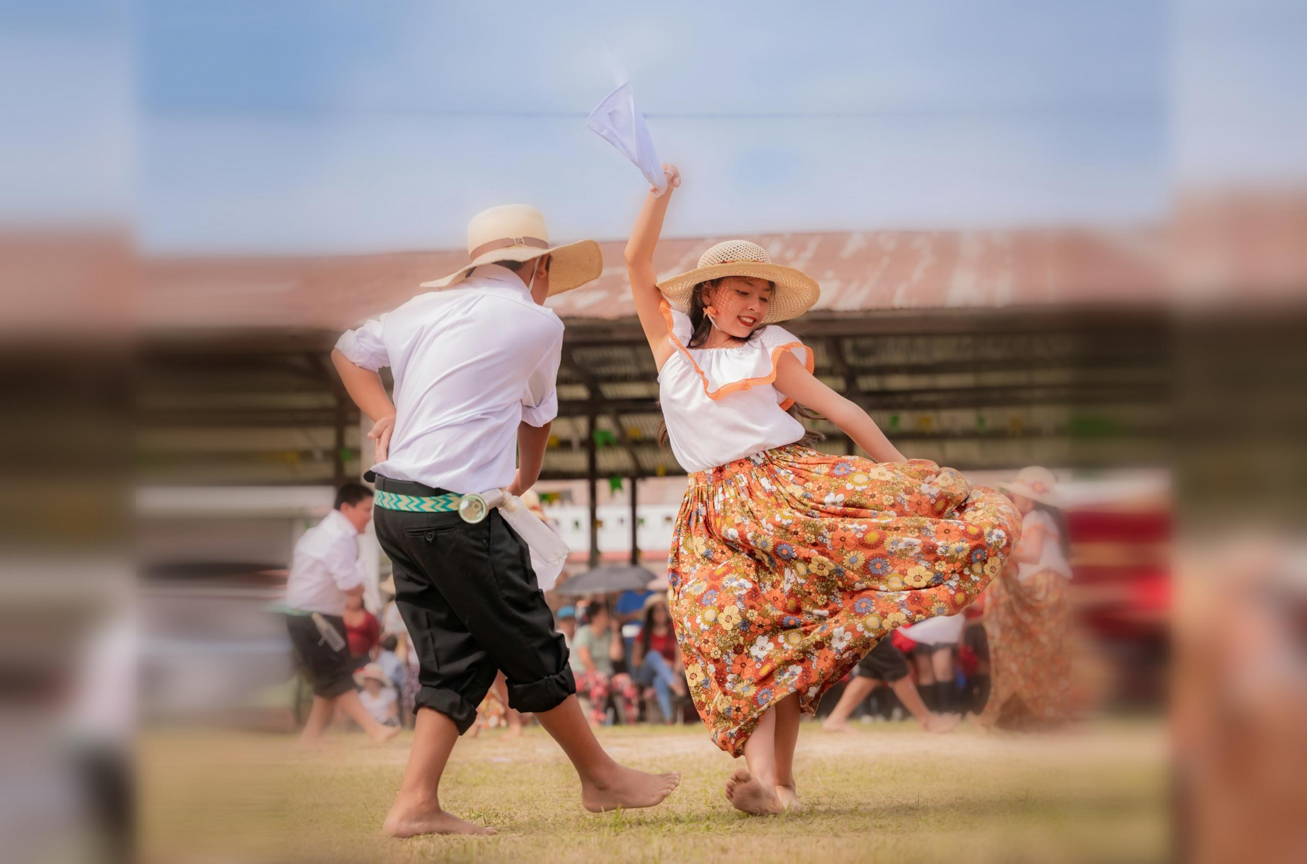 pareja bailando marinera