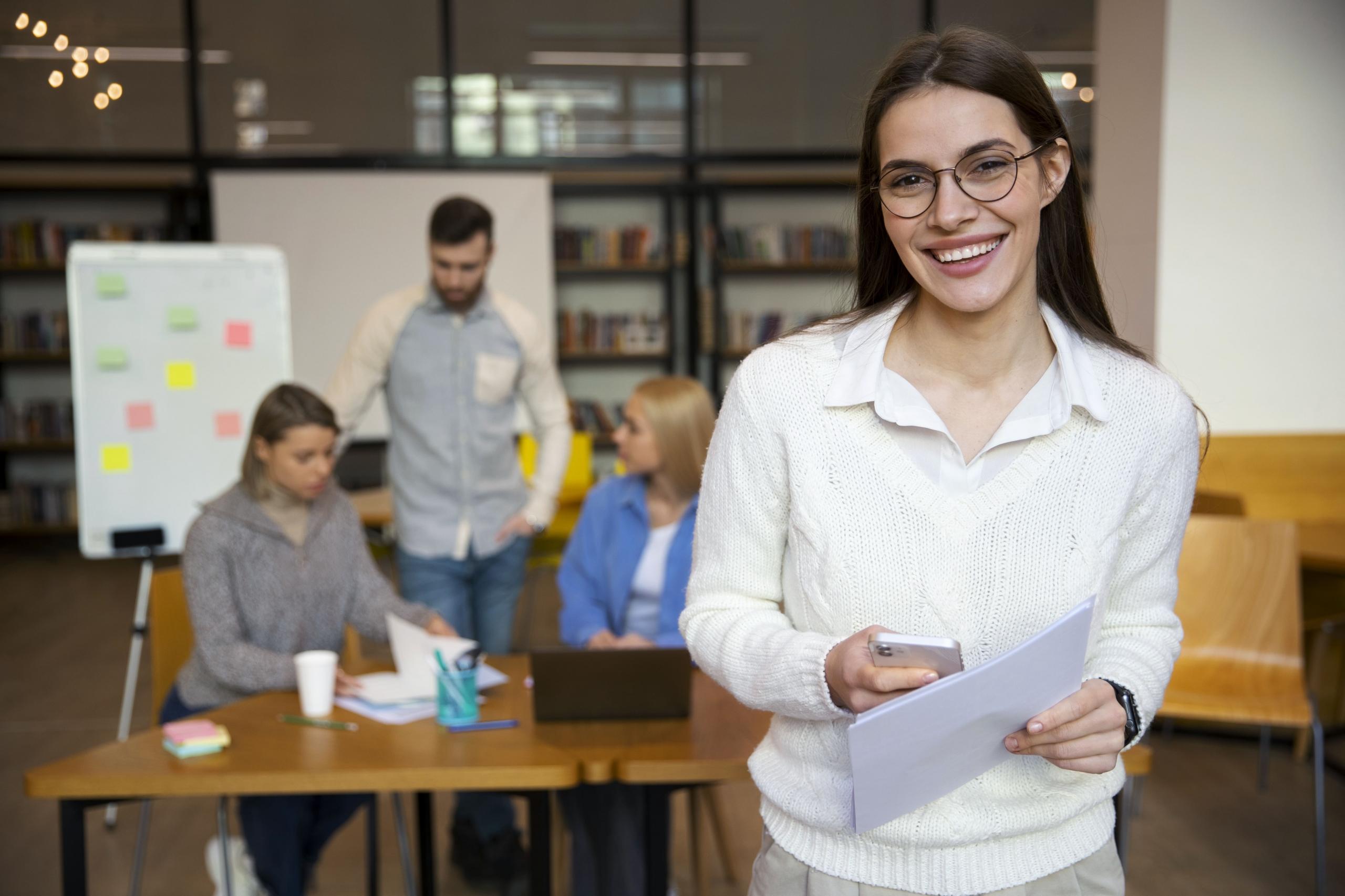 chica sonriente en primer plano con un grupo de personas de fondo en una biblioteca