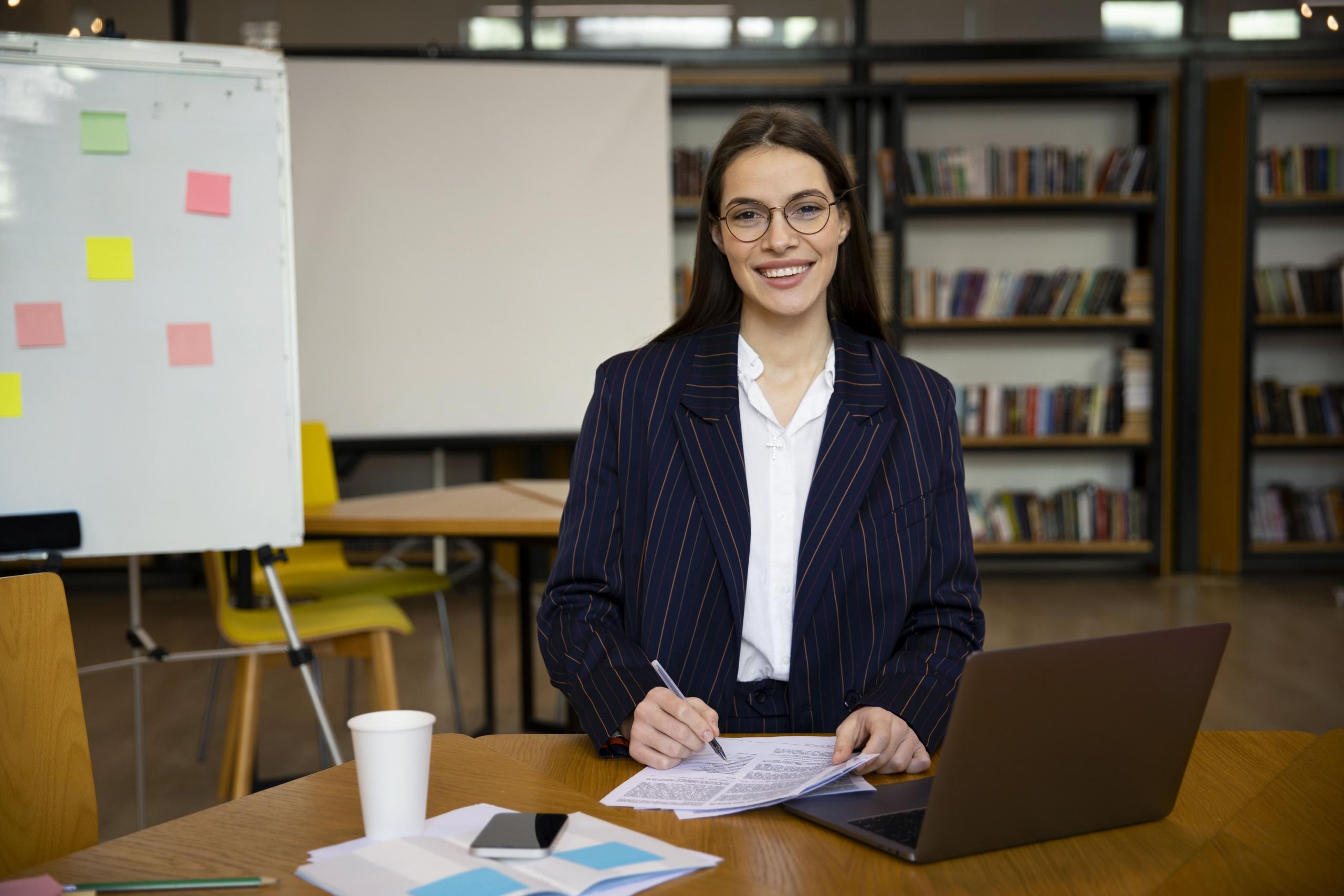 chica en traje sonriente con fondo de biblioteca y una pizarra