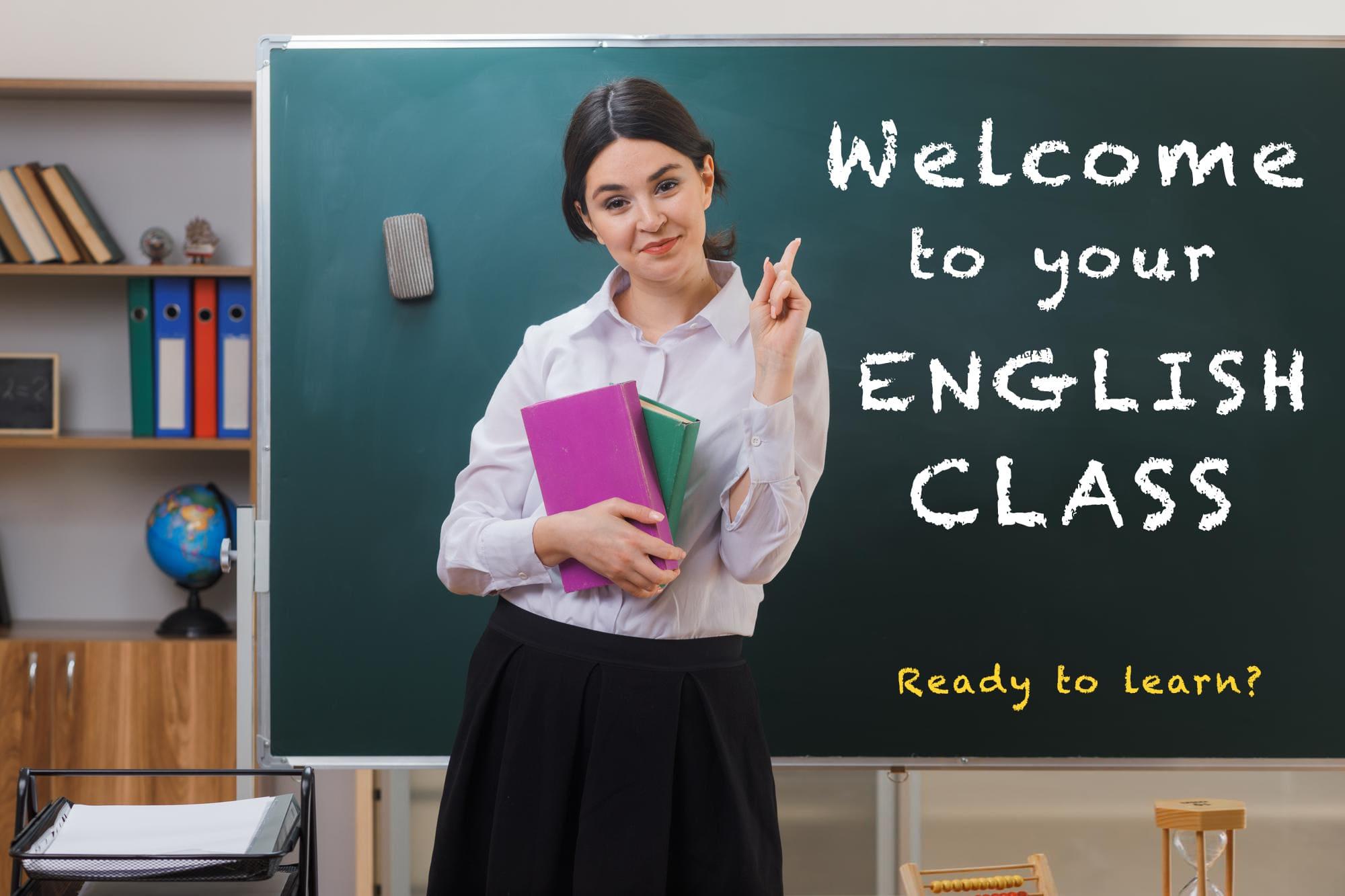 profesora señalando una pizarra que dice WELCOME TO YOUR ENGLISH CLASS Ready to learn?