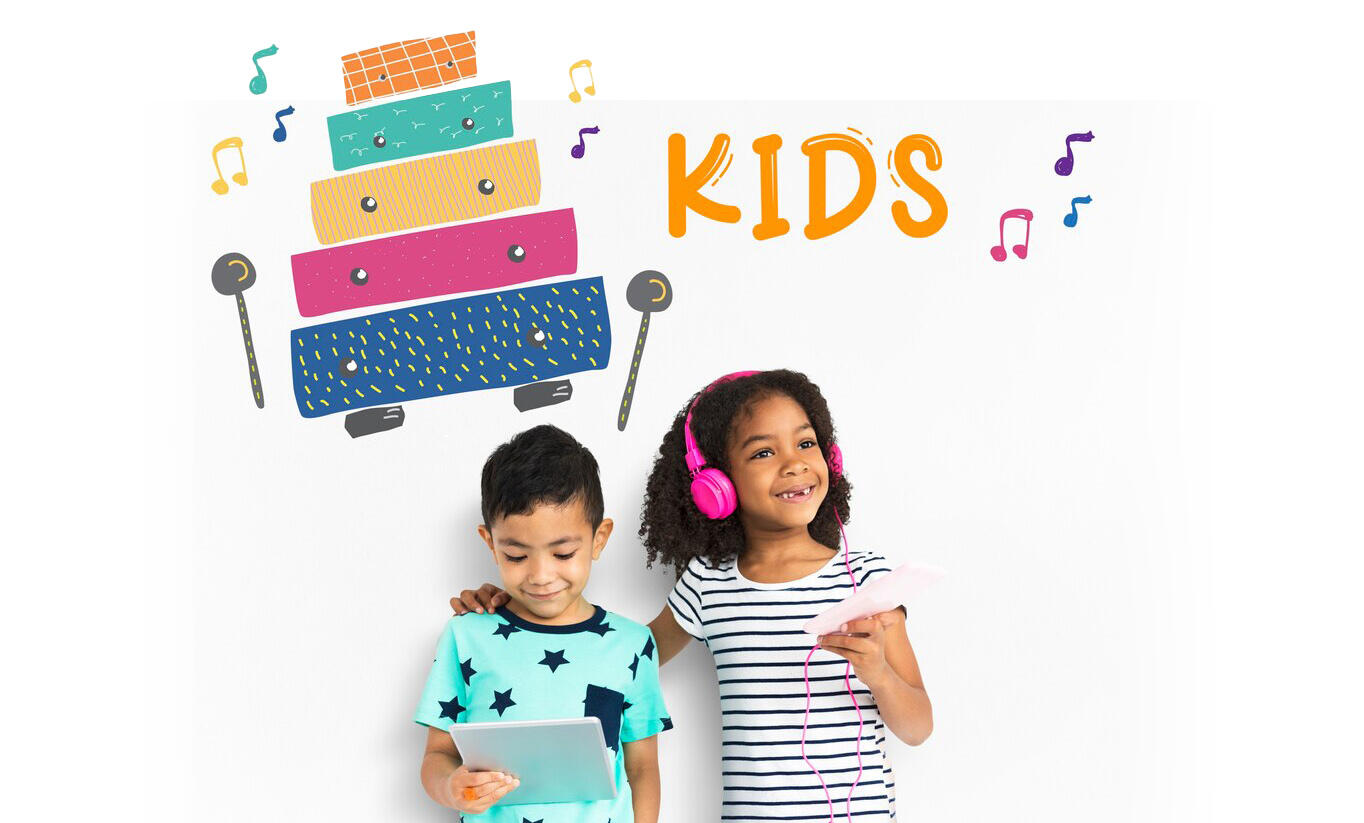 dos niños con una tablet y audifonos sonrientes y una ilustración flotante arriba de ellos con la palabra KIDS y el dibujo de una lira para niños