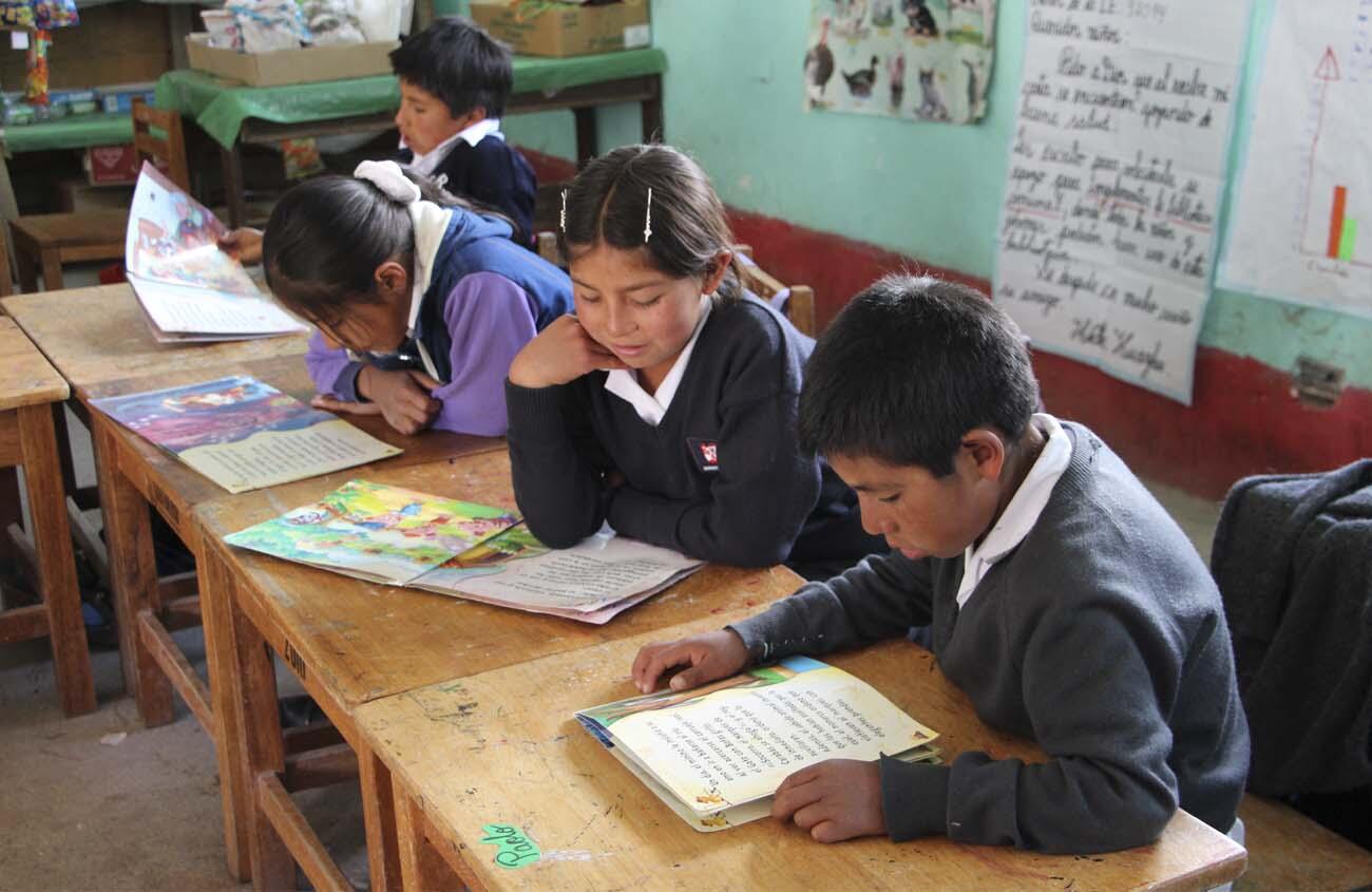 Niños de primaria leyendo un cuento 