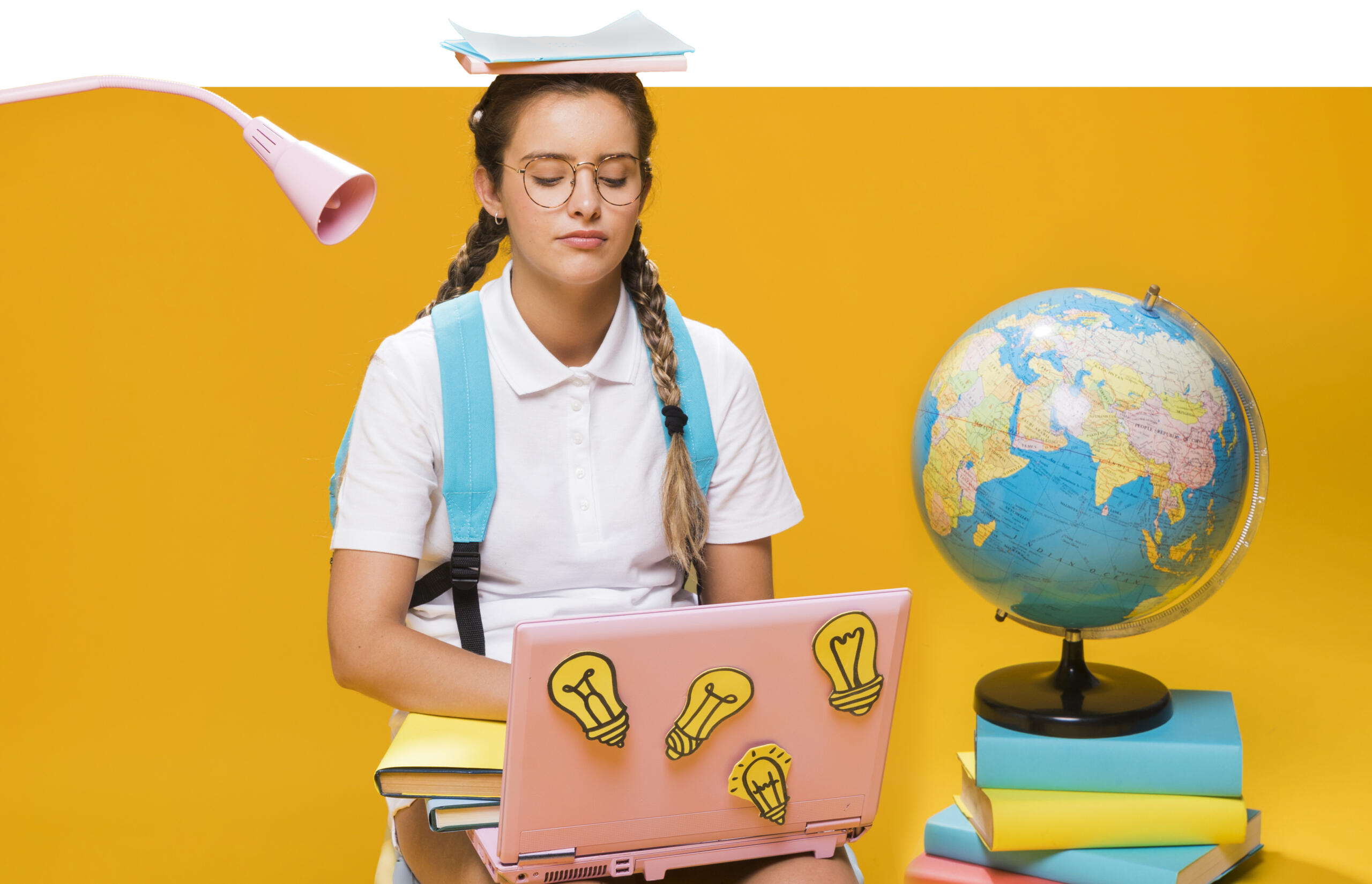 chica mirando triste su laptop con papeles sobre la cabeza y globo terráqueo y libros apilados