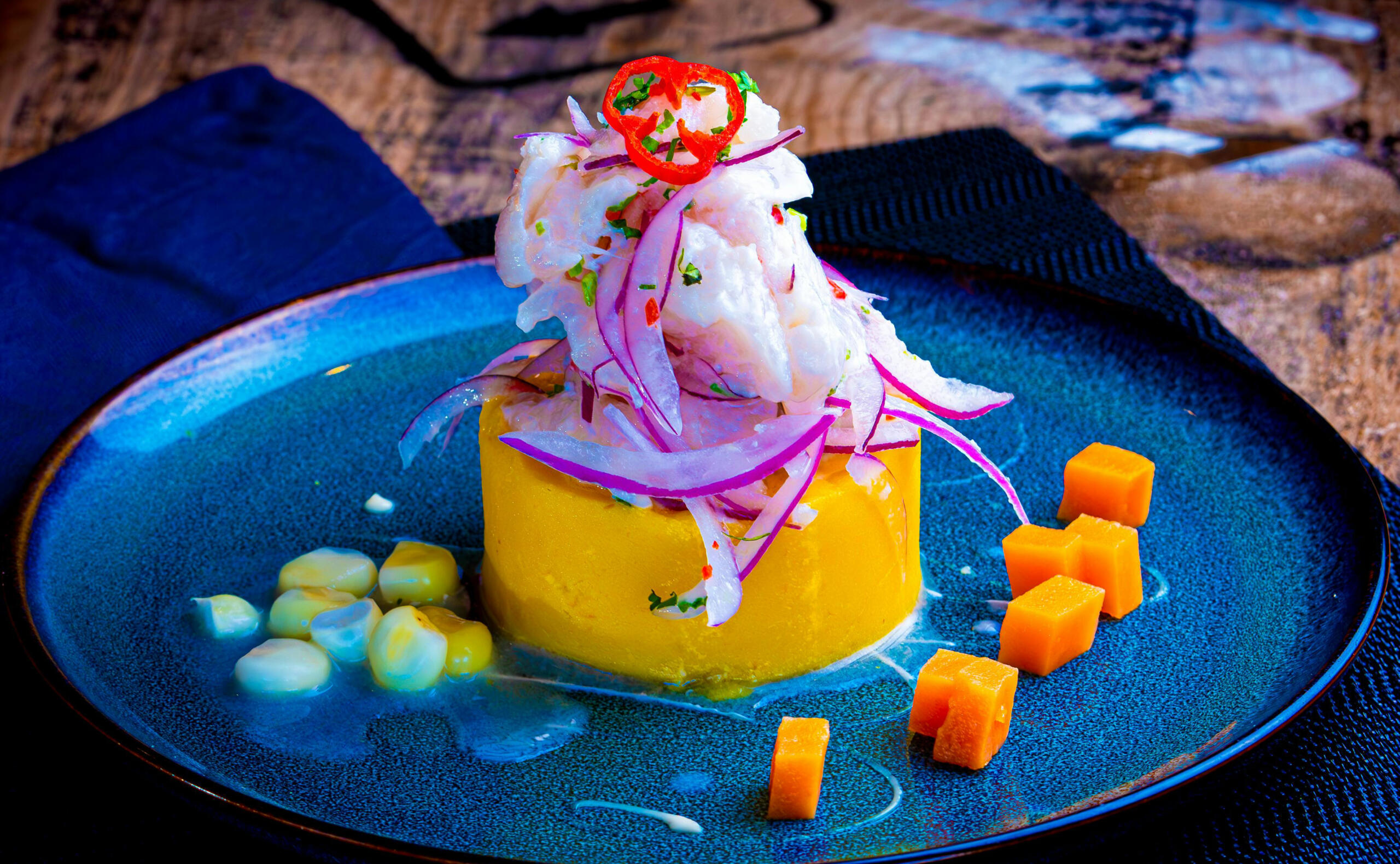 plato de causa con ceviche encima