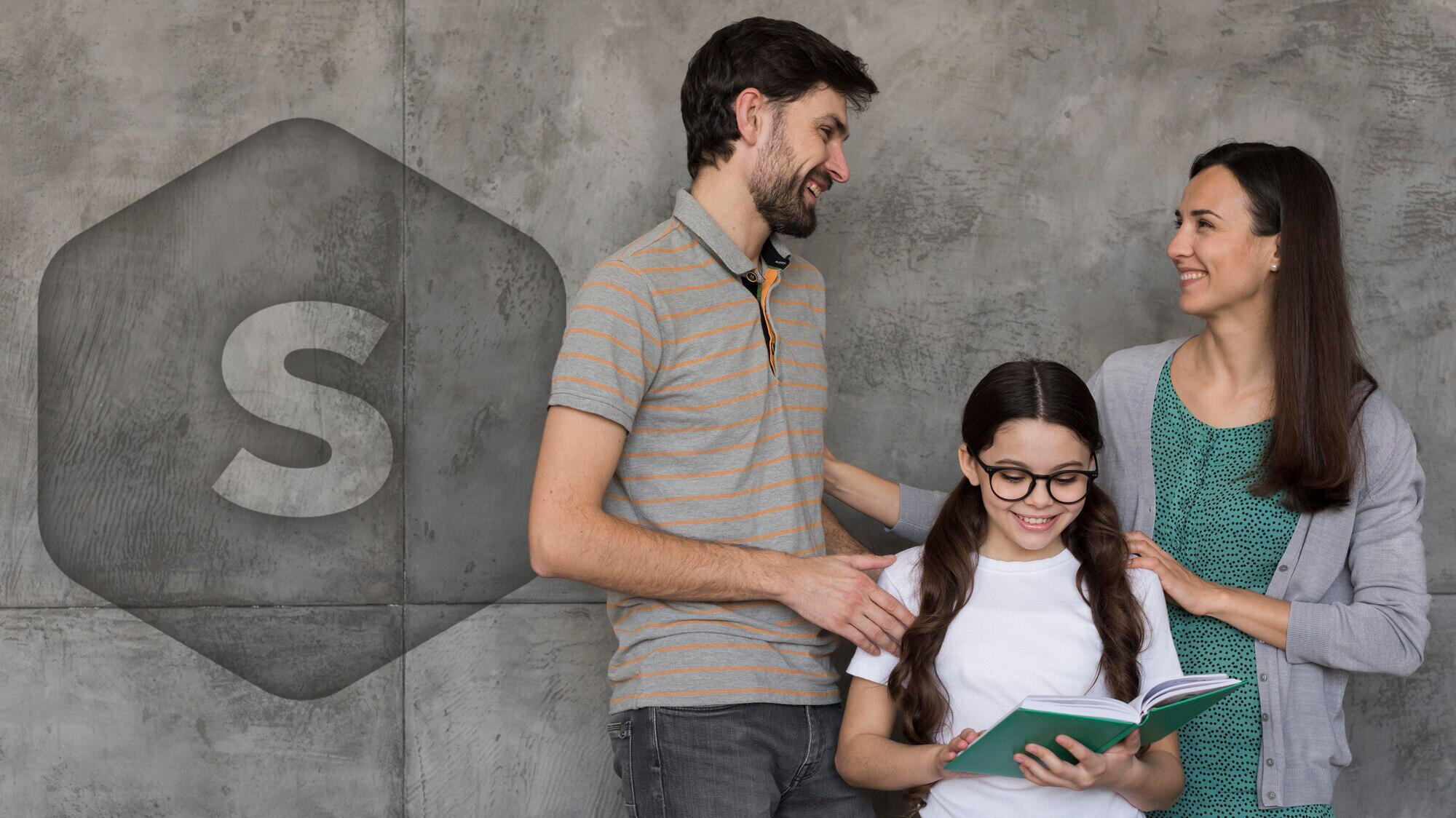 padre, madre y niña sosteniendo un libro sonrientes junto al logo de superprof grabado en la pared de al lado.