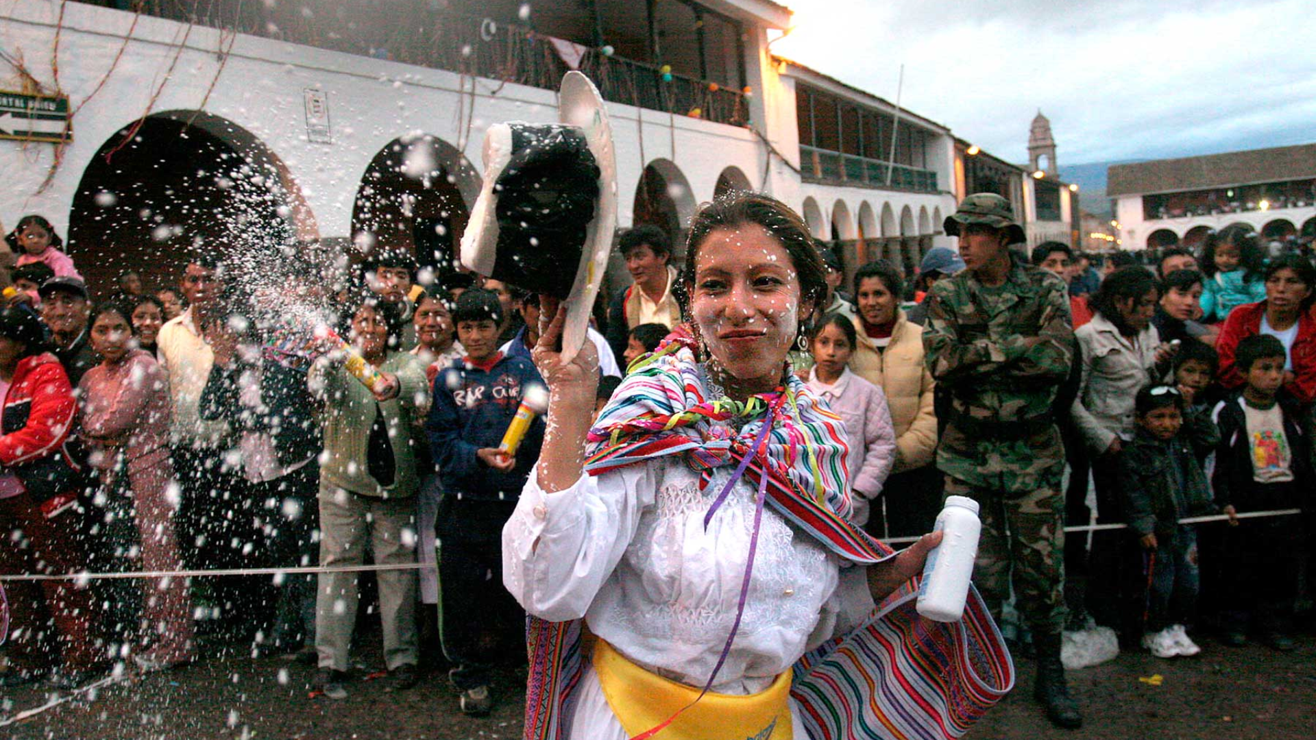 bailarina arequipeña jugando con talco en pasacalle de carnavales