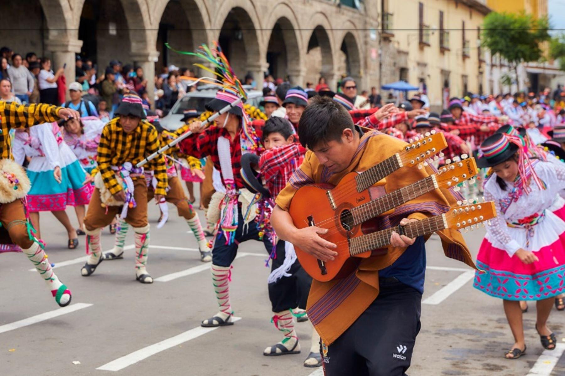 bailarines ayacuchanos en comparsa de los carnavales en la Plaza de Ayacucho