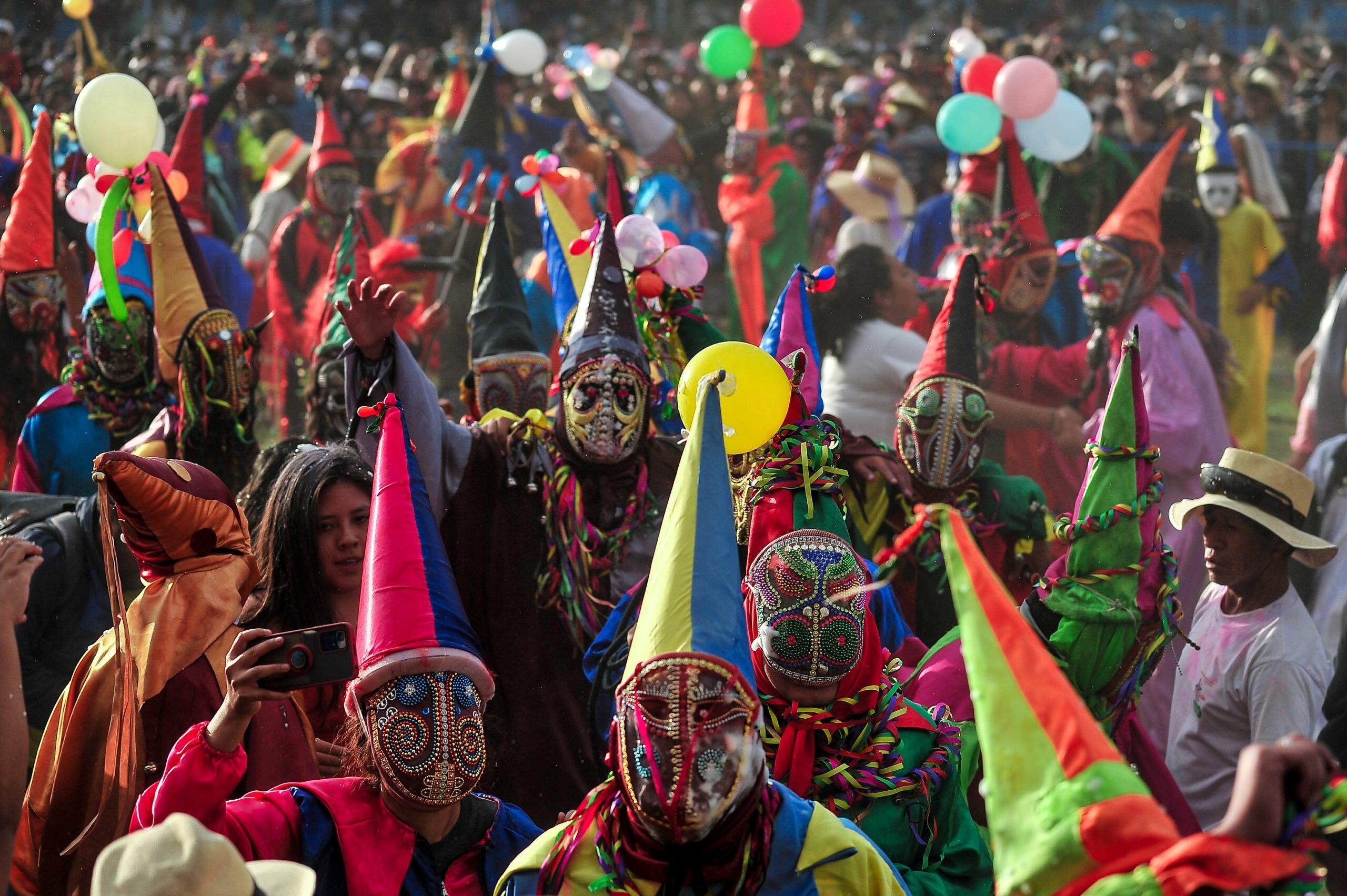 vista de bailarines con trajes tipicos de carnavales arequipeños