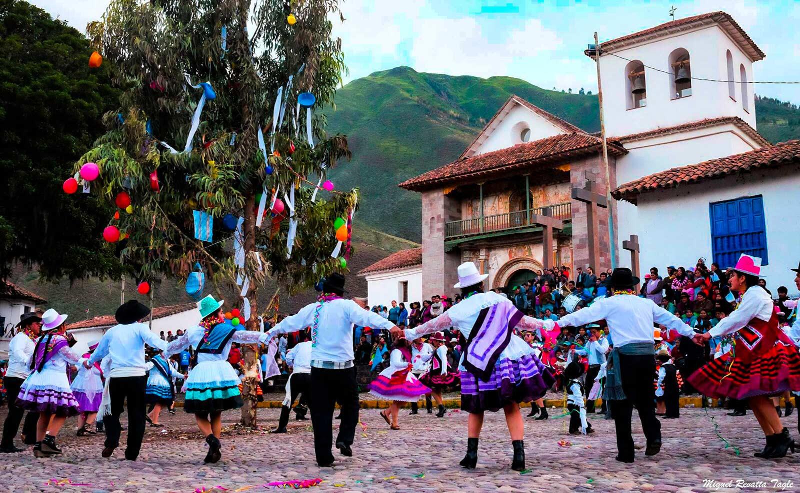 foto de personas haciendo una ronda alrededor del arbol de carnavales