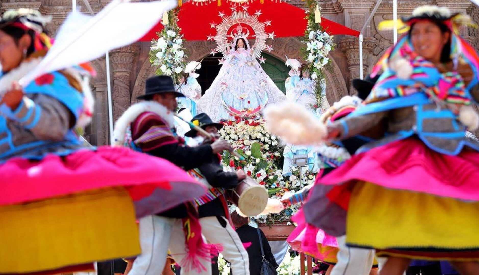 danzantes frente a la Virgen de la Candelaria