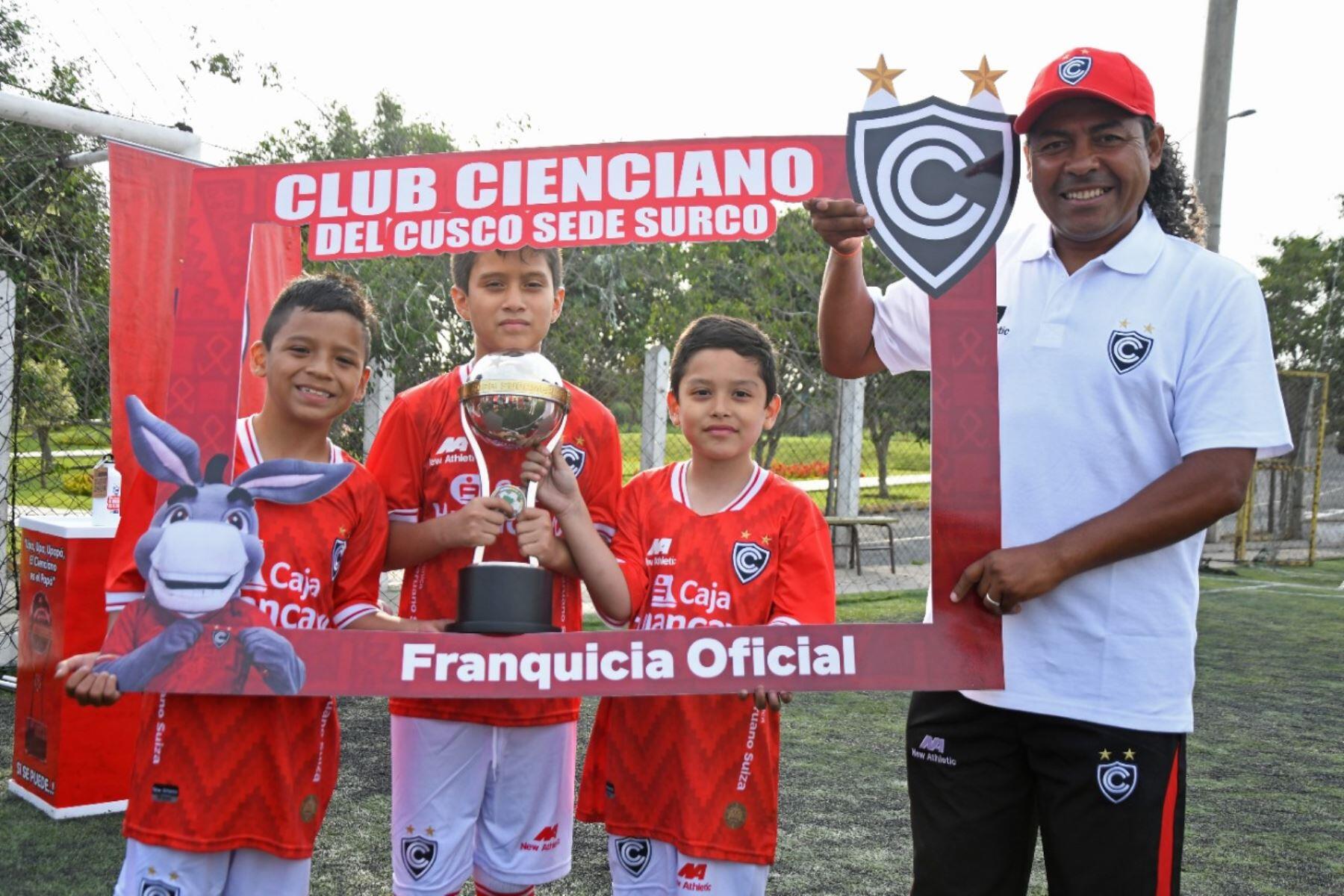 foto de recuerdo de tres niños con su entrenador en torneo de escuela Club Cienciano en Lima