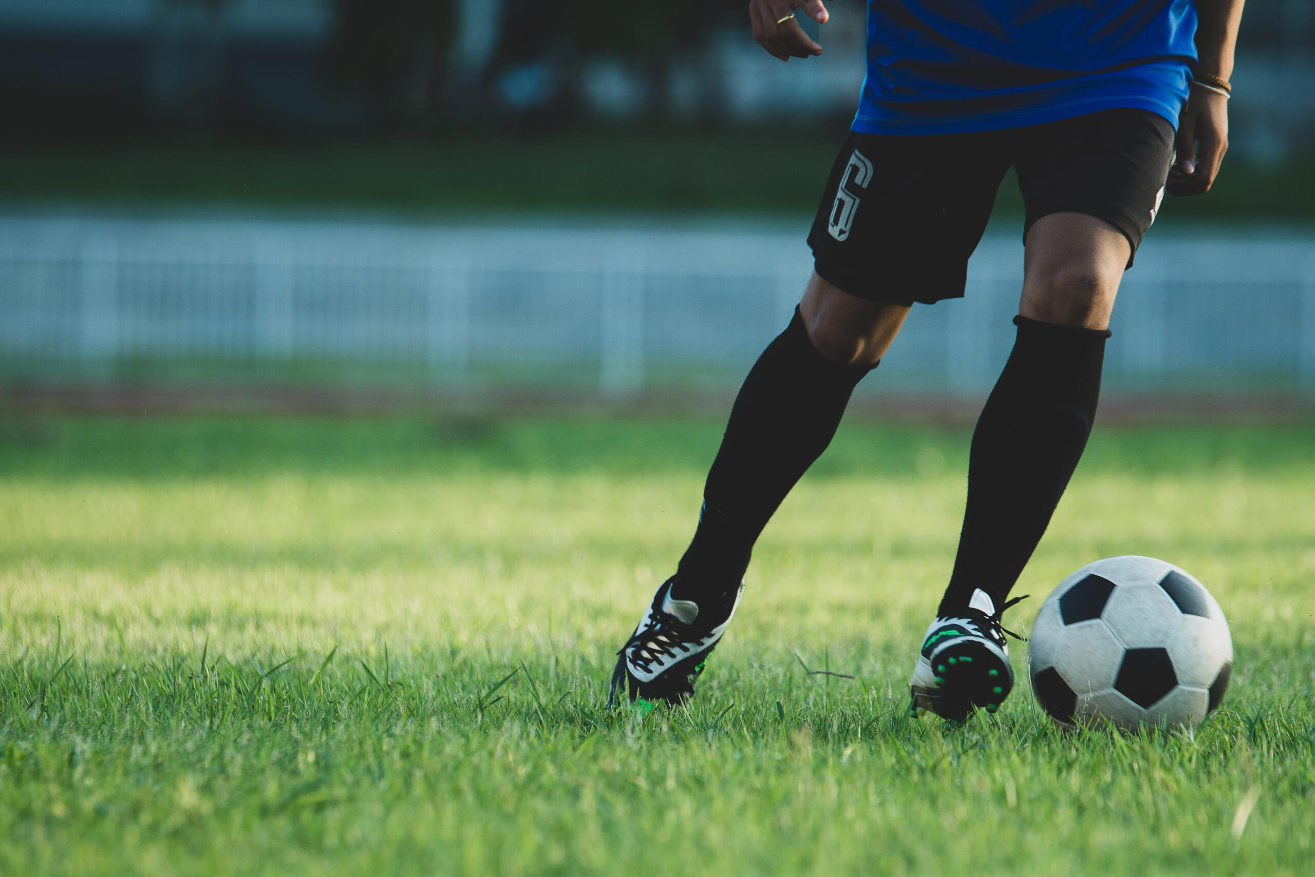 vista medio cuerpo de jugador de futbol con una pelota en la cancha