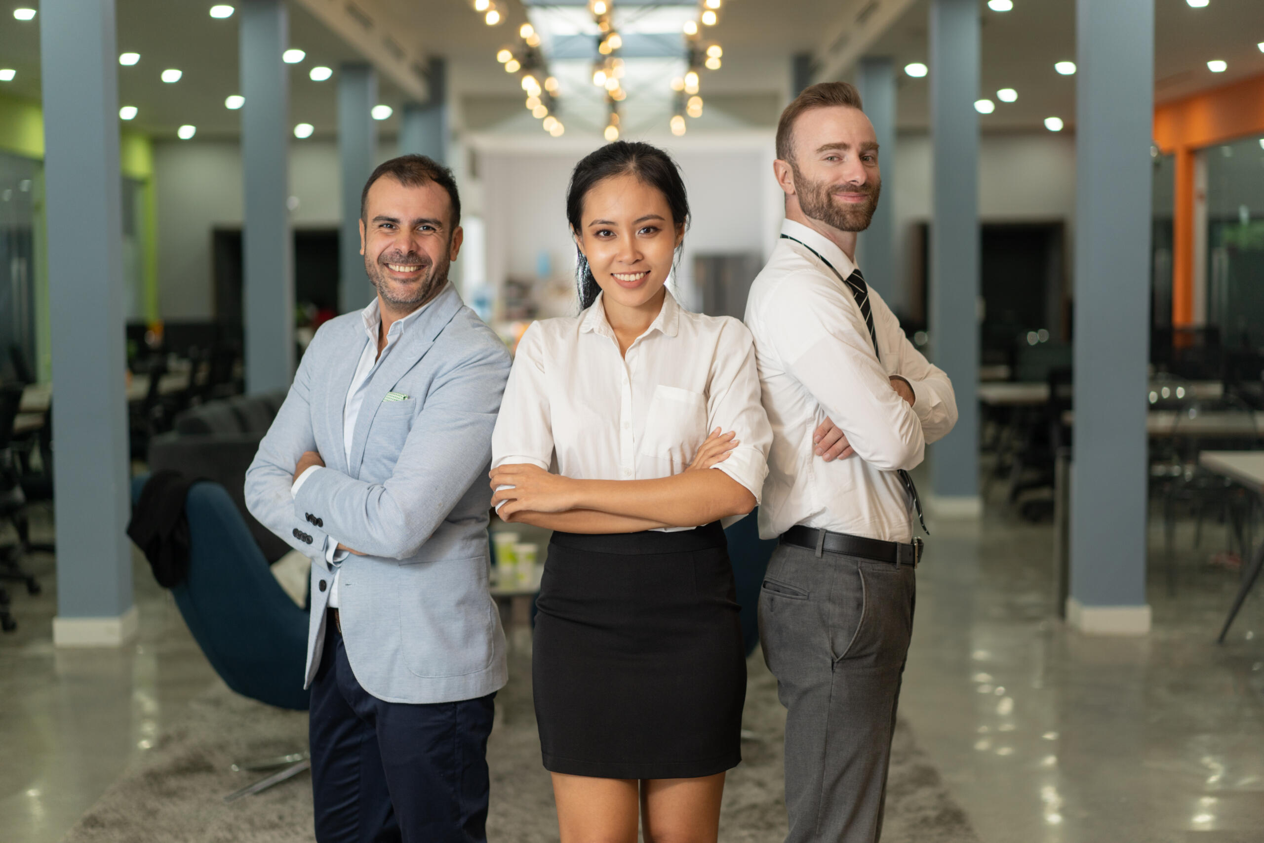 3 profesionales sonrientes mirando a la cámara