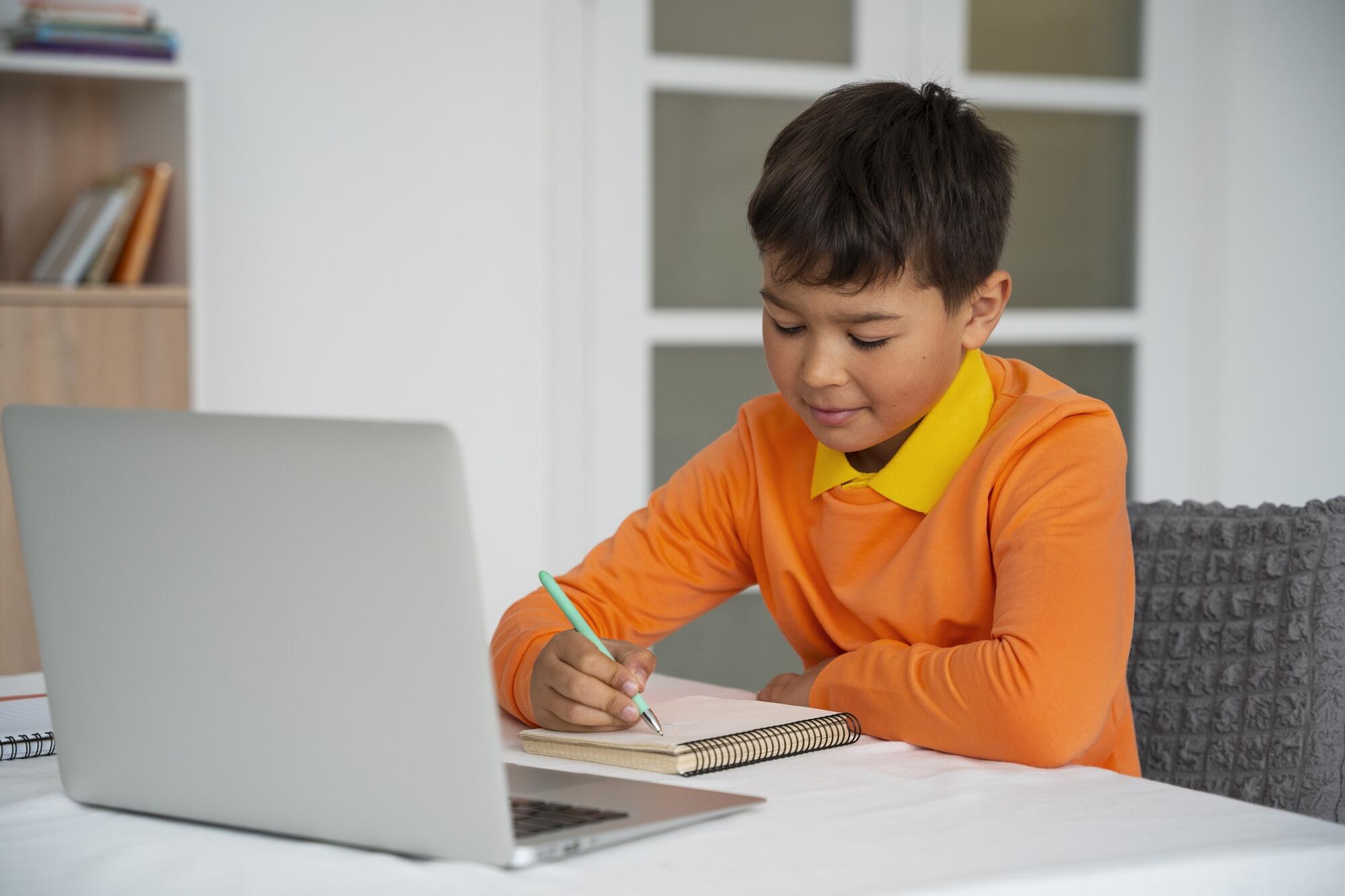 adolescente estudiando frente a una laptop