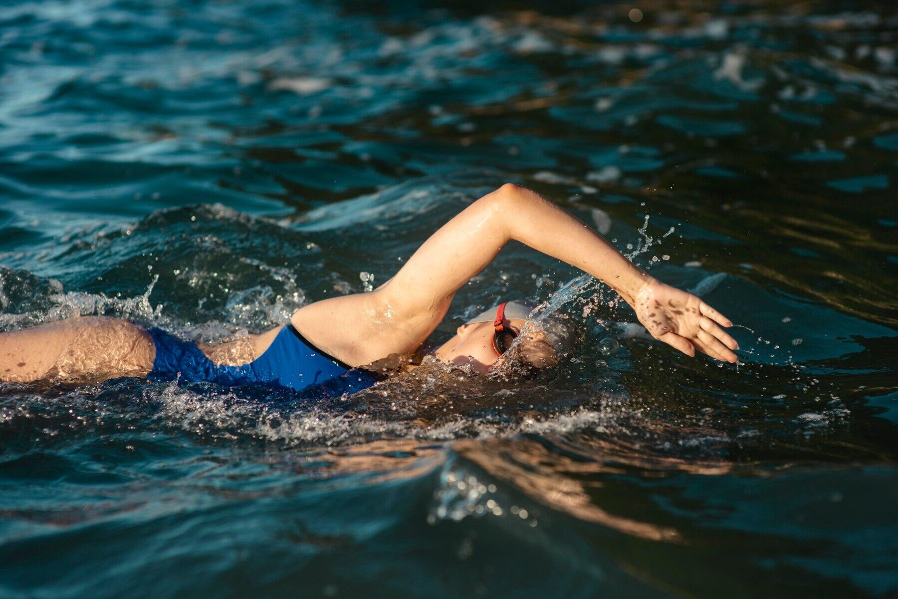 chica nadando en mar con estilo libre
