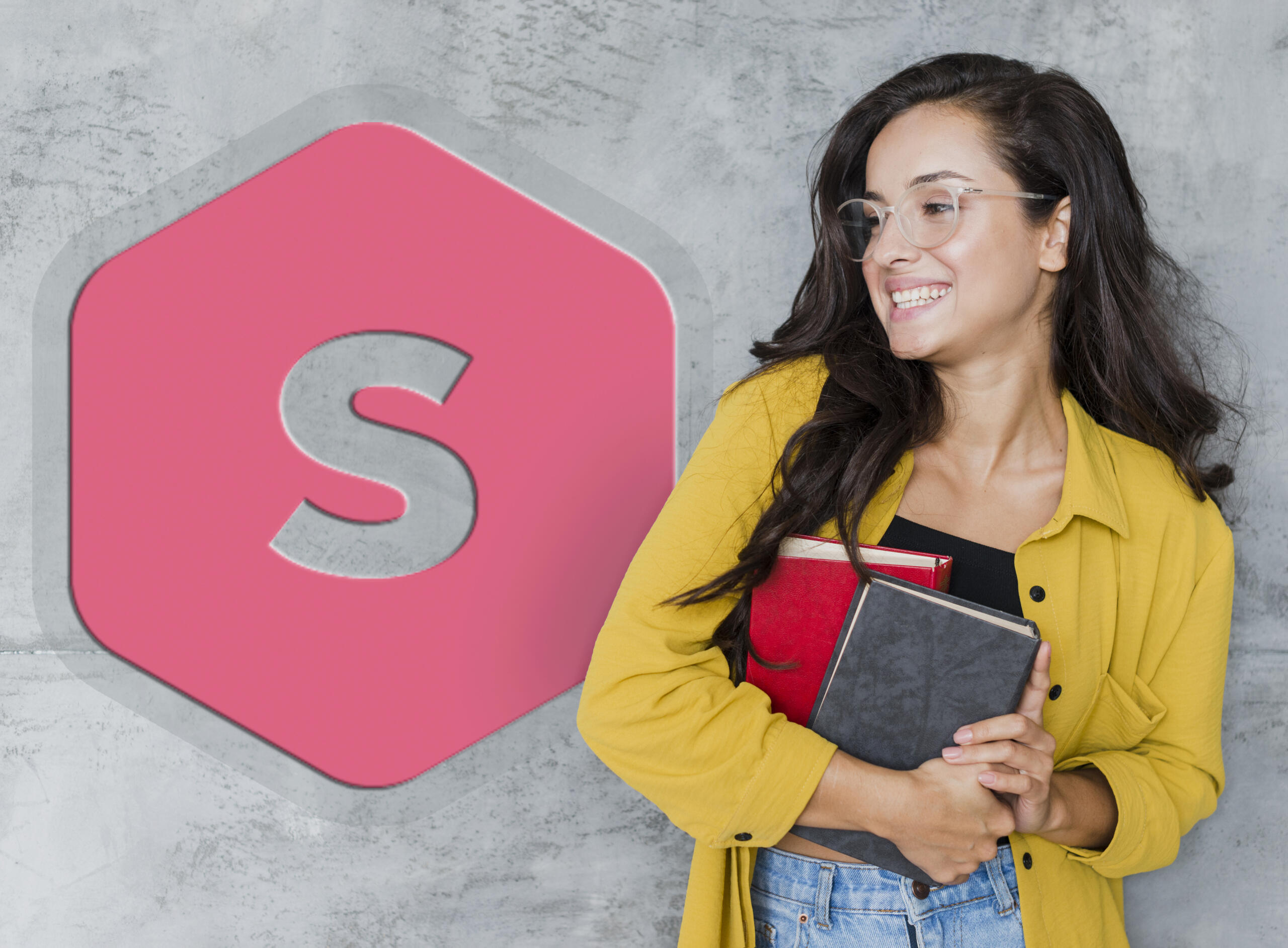 estudiante sonriente apoyada en la pared mirando hacia el logo de superprof junto a ella