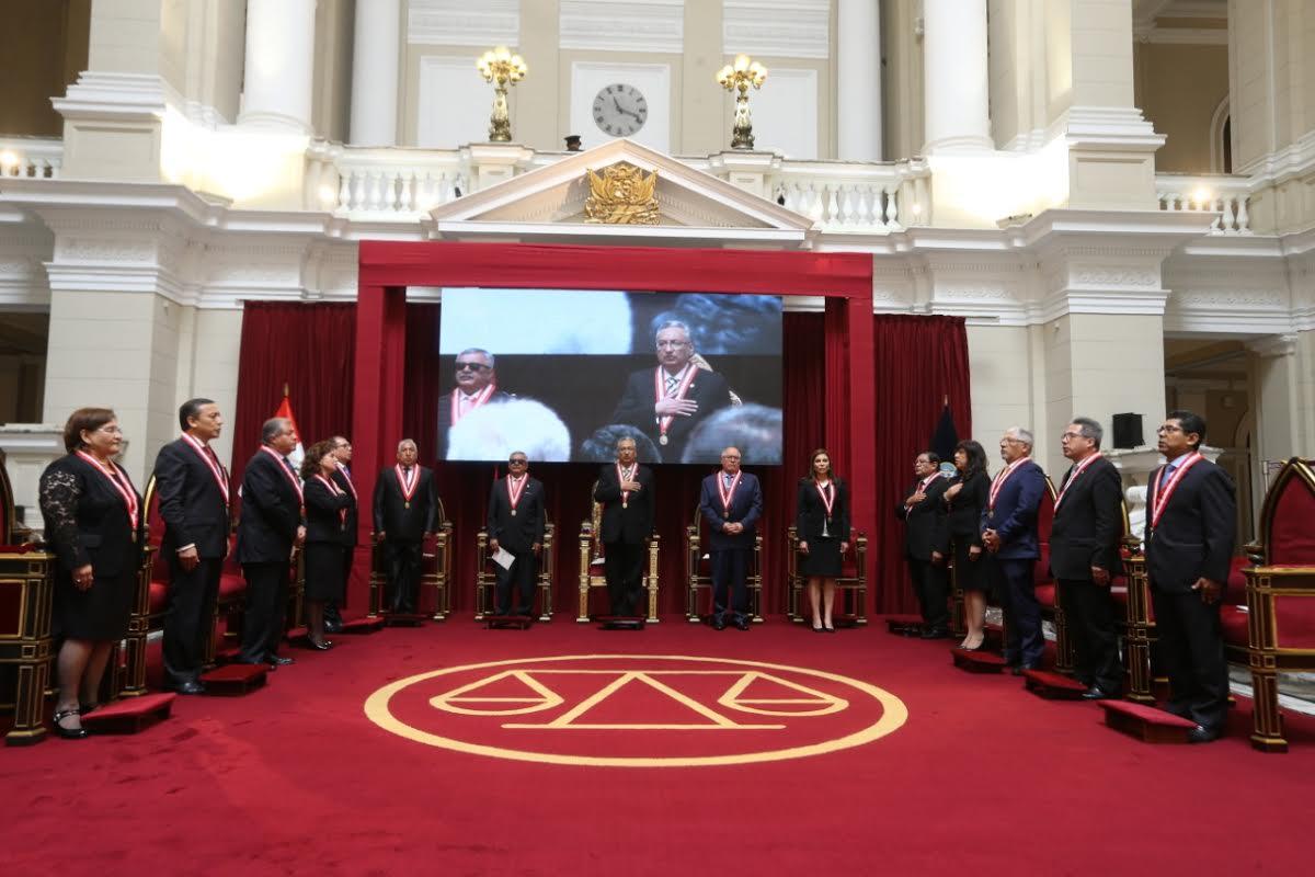vista de los representantes del poder judicial en medio del salon del Palacio de justicia