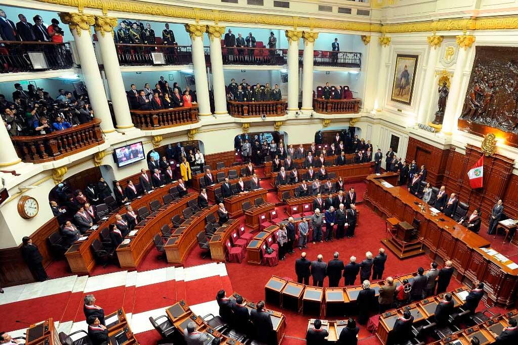 vista cenital del interior del pleno del congreso con los congresistas reunidos en sala