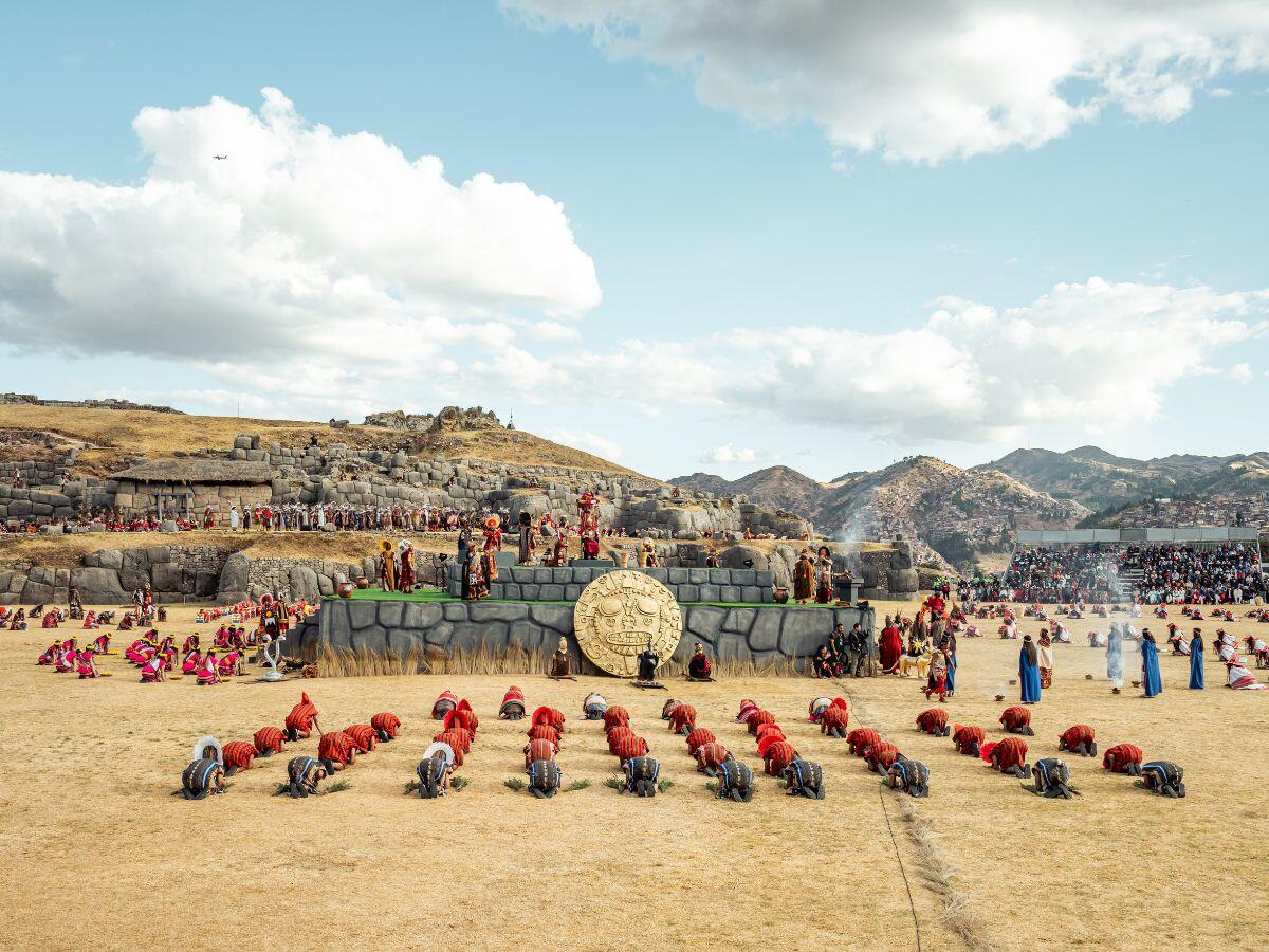campo con escenificación de la ceremonia del Inti Raymi